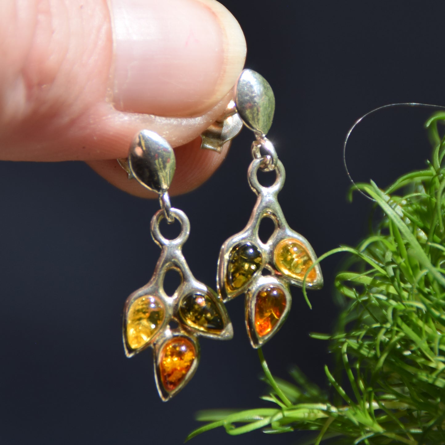 Zarte Blumenohrringe mit Naturbernstein in verschiedenen Farbtönen und 925er Silber, MJ Baltica, BK253