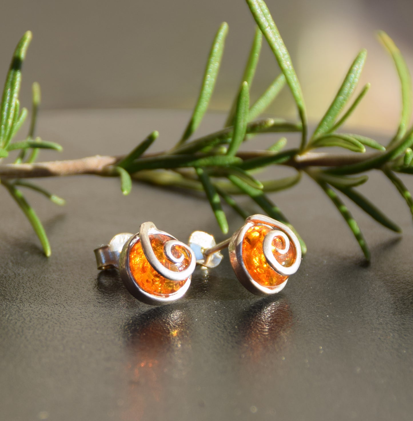 Runde Ohrringe aus naturfarbenem Cognac-Bernstein und 925er Silber, MJ Baltica, BK237