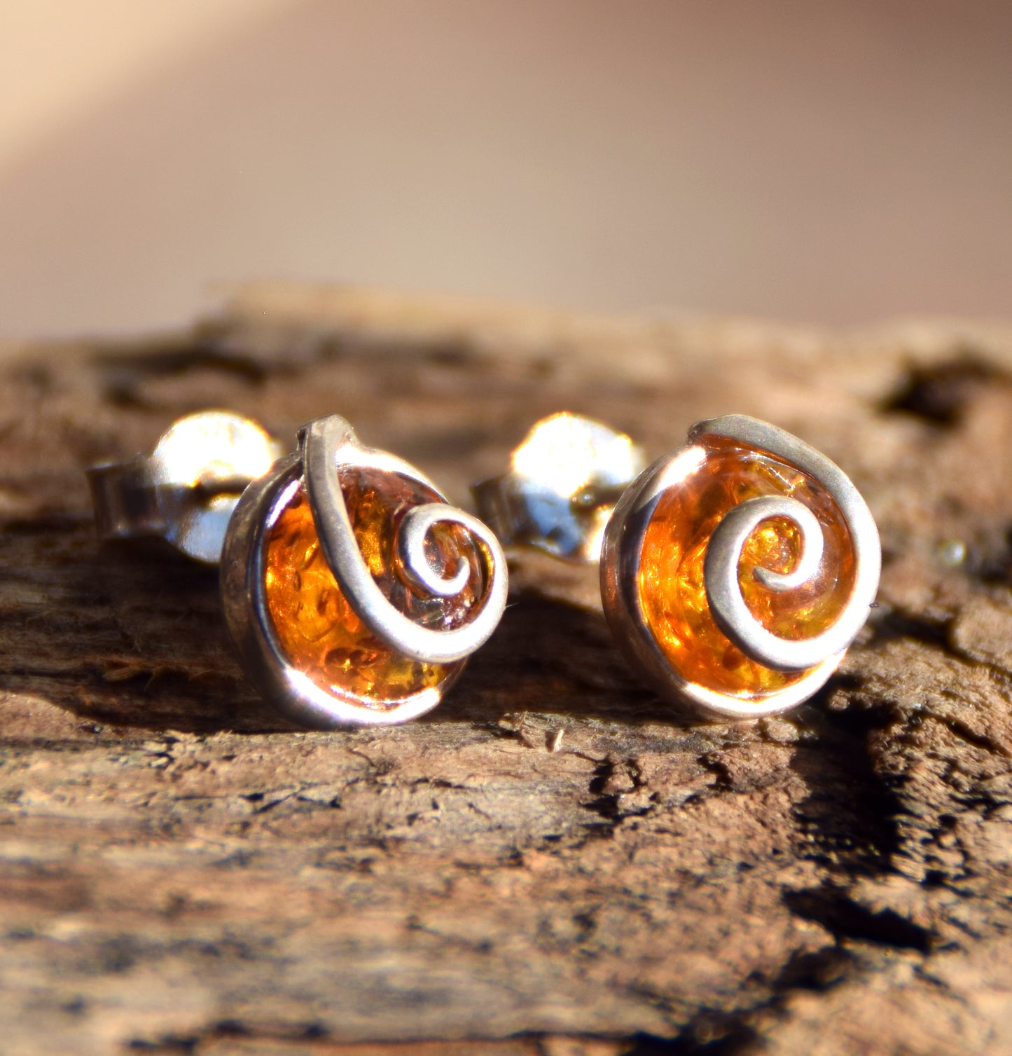 Runde Ohrringe aus naturfarbenem Cognac-Bernstein und 925er Silber, MJ Baltica, BK237
