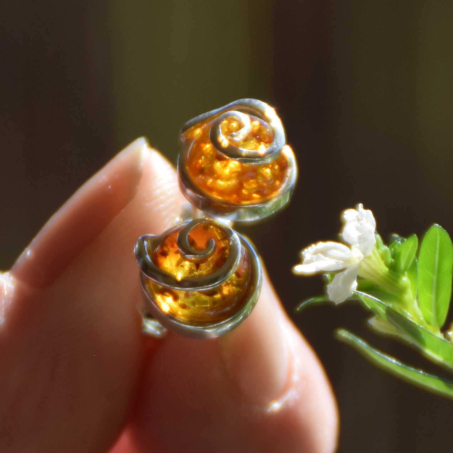 Runde Ohrringe aus naturfarbenem Cognac-Bernstein und 925er Silber, MJ Baltica, BK237