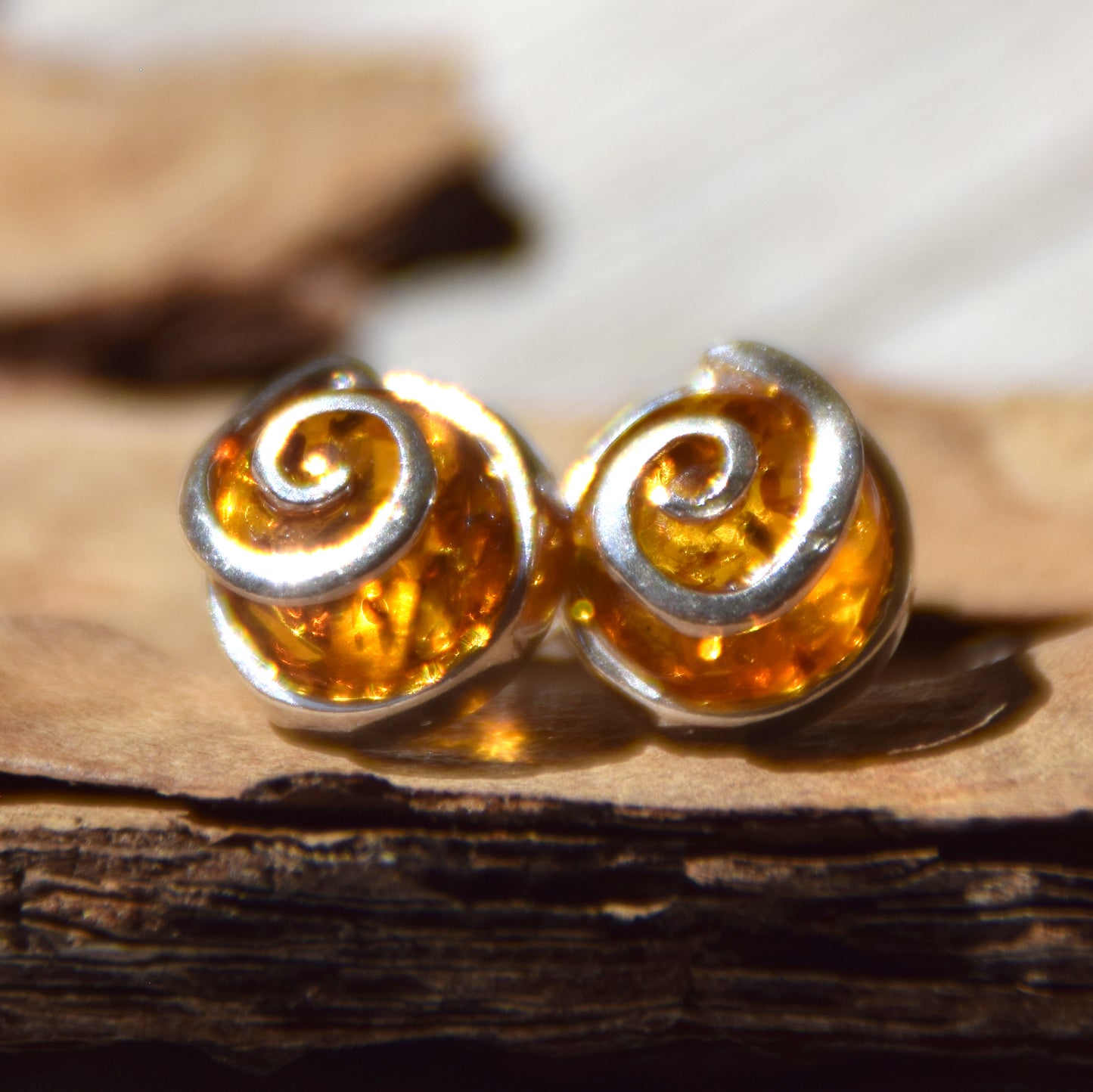 Runde Ohrringe aus naturfarbenem Cognac-Bernstein und 925er Silber, MJ Baltica, BK237
