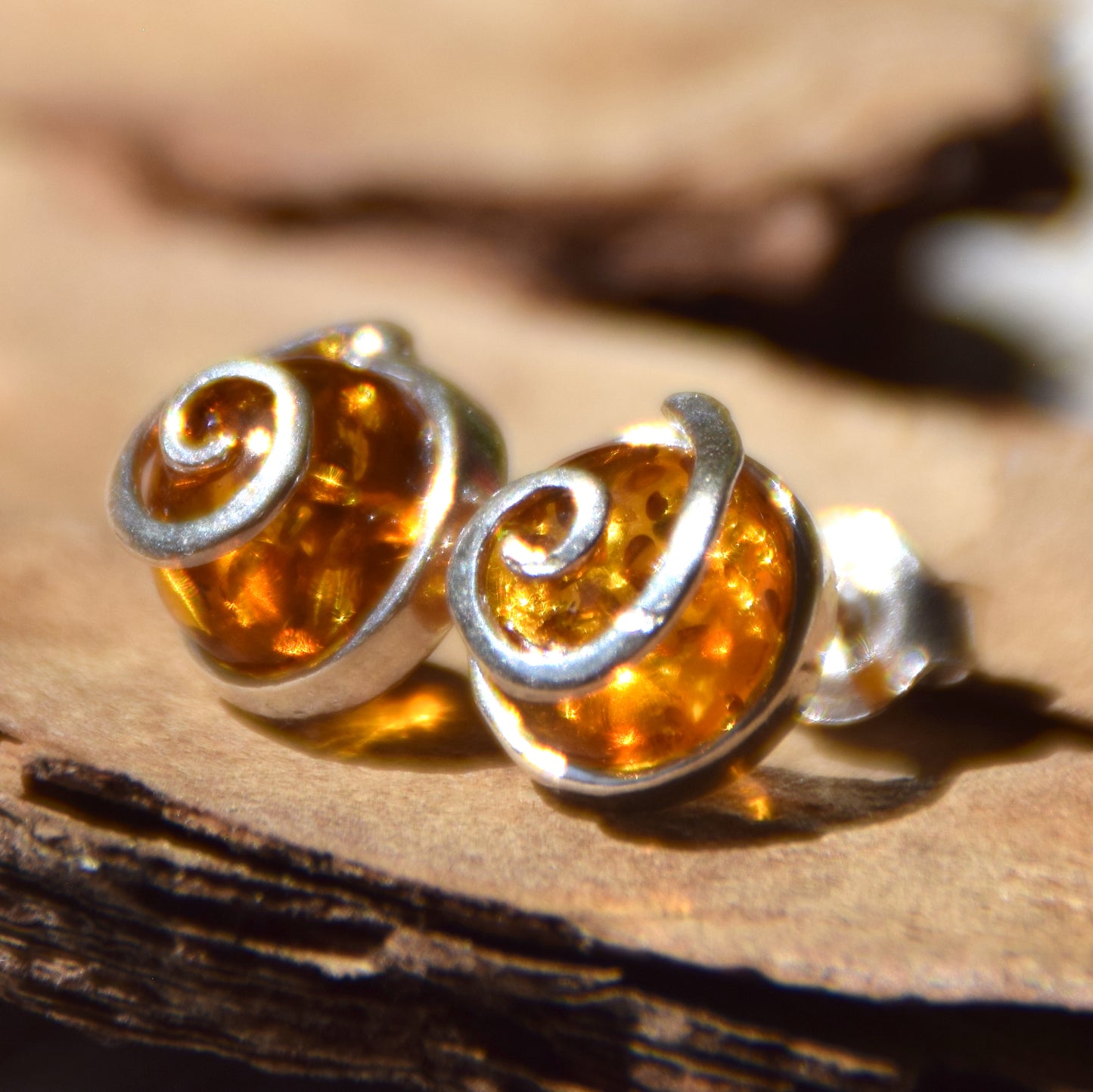 Runde Ohrringe aus naturfarbenem Cognac-Bernstein und 925er Silber, MJ Baltica, BK237