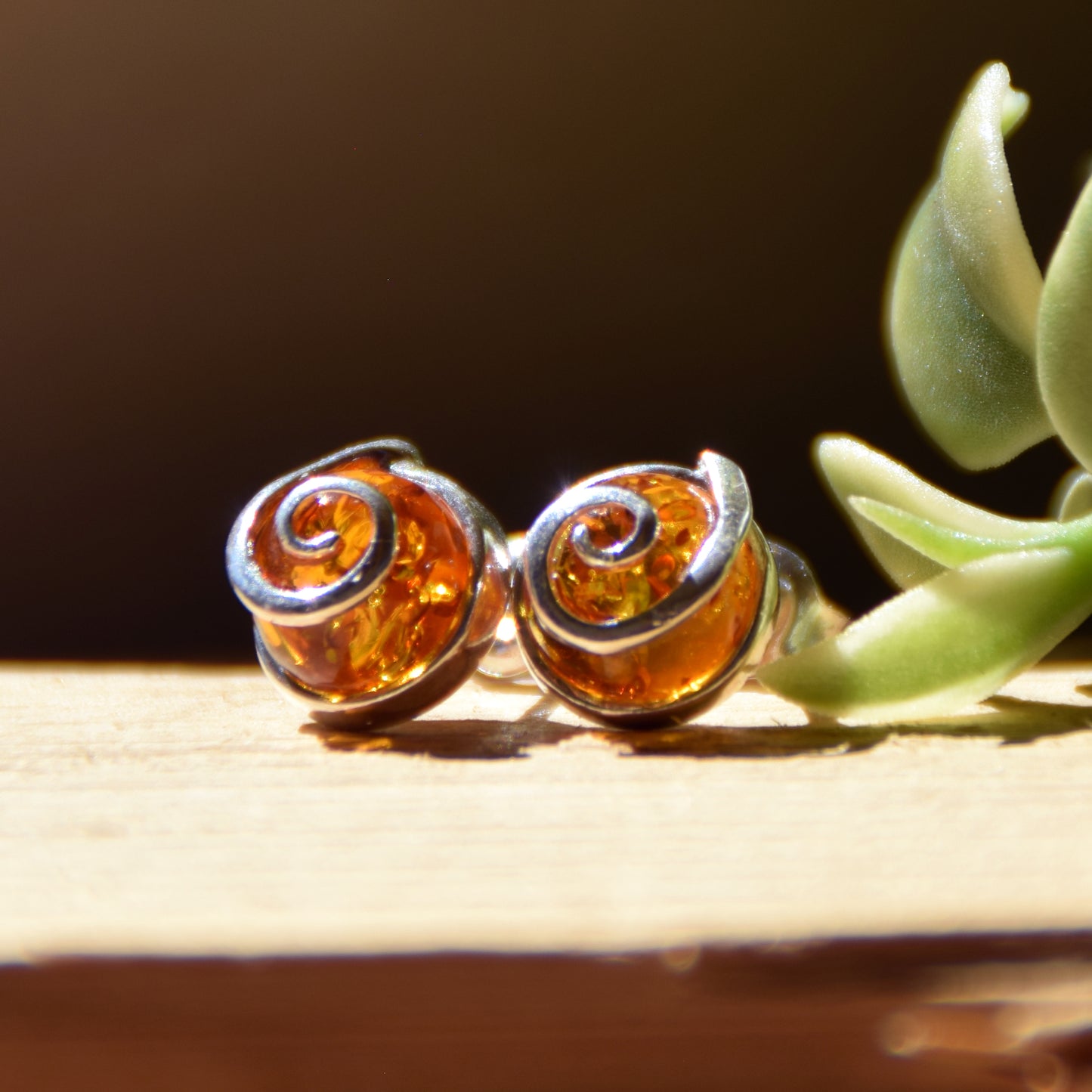 Runde Ohrringe aus naturfarbenem Cognac-Bernstein und 925er Silber, MJ Baltica, BK237