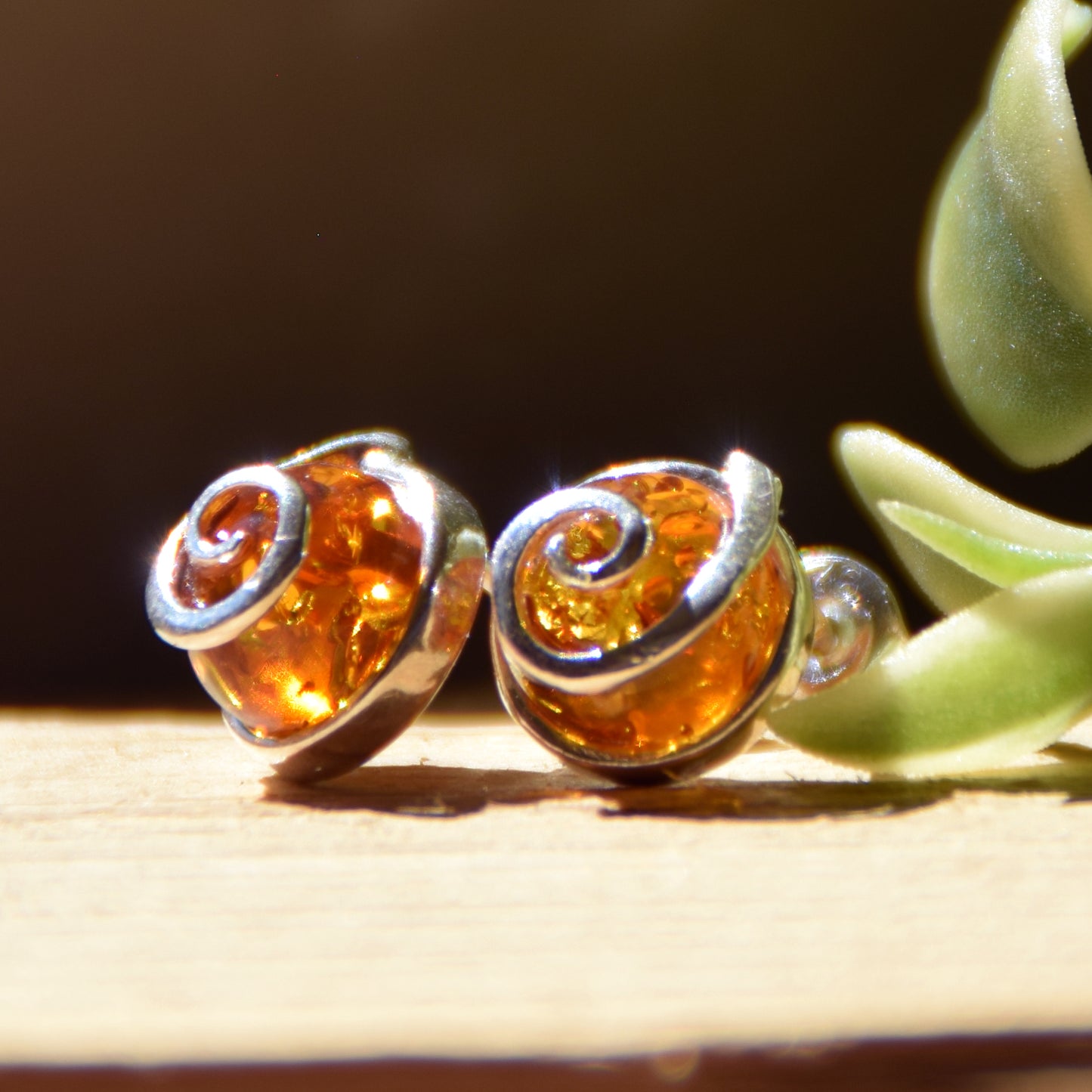 Runde Ohrringe aus naturfarbenem Cognac-Bernstein und 925er Silber, MJ Baltica, BK237