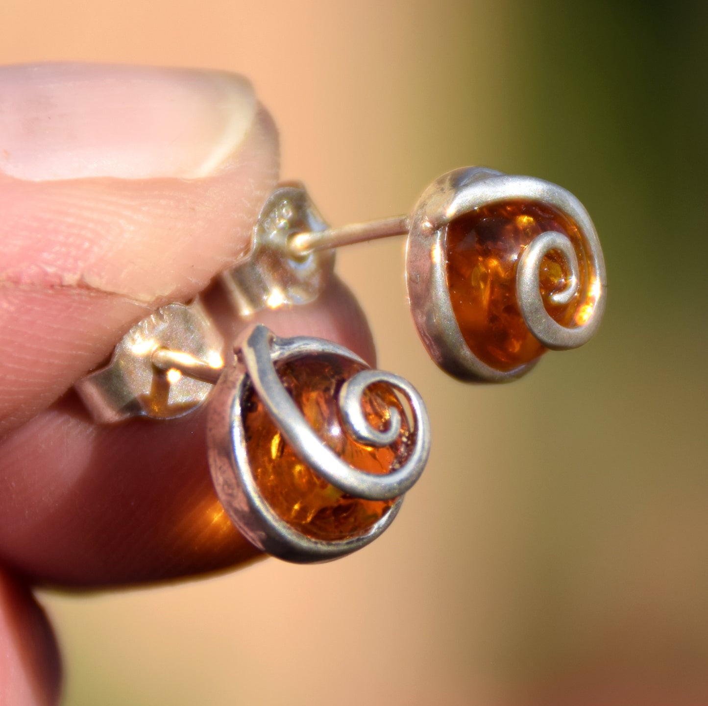 Runde Ohrringe aus naturfarbenem Cognac-Bernstein und 925er Silber, MJ Baltica, BK237