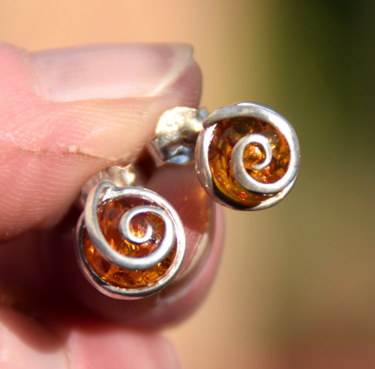 Runde Ohrringe aus naturfarbenem Cognac-Bernstein und 925er Silber, MJ Baltica, BK237