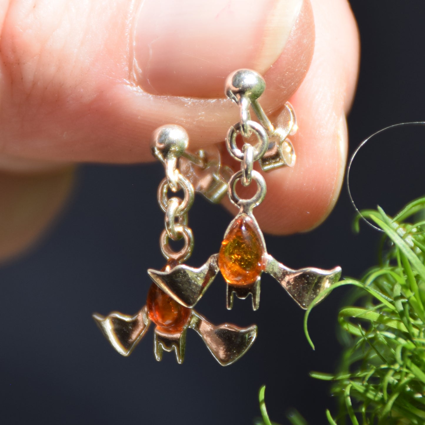 Orecchini pendenti a forma di pipistrello con Ambra naturale color cognac e Argento 925, MJ Baltica, BK261
