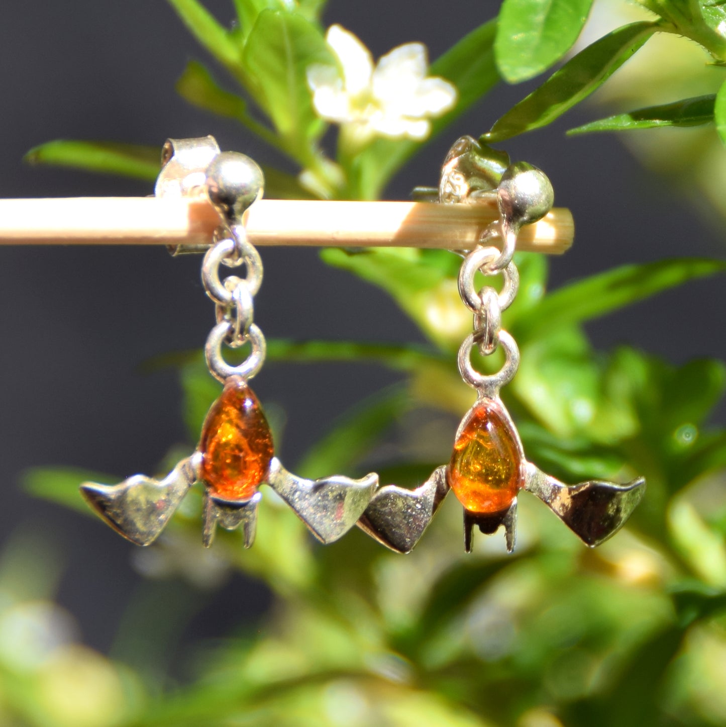 Orecchini pendenti a forma di pipistrello con Ambra naturale color cognac e Argento 925, MJ Baltica, BK261