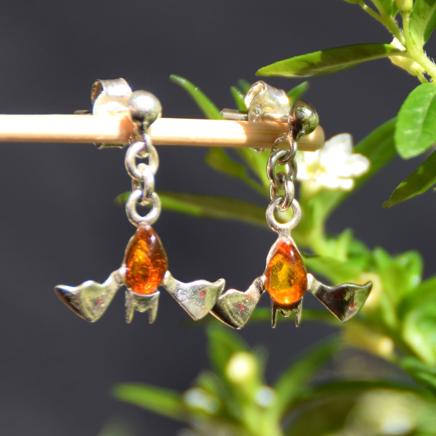 Orecchini pendenti a forma di pipistrello con Ambra naturale color cognac e Argento 925, MJ Baltica, BK261