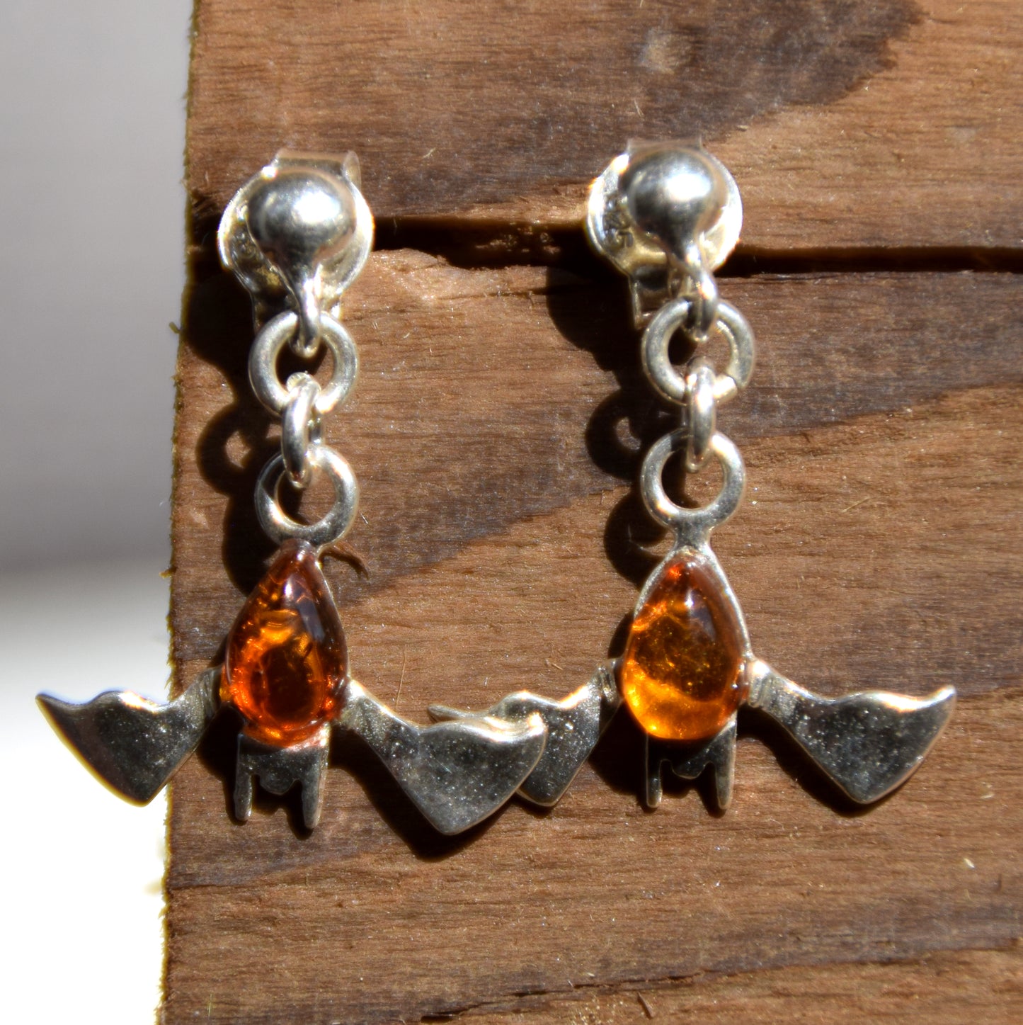 Orecchini pendenti a forma di pipistrello con Ambra naturale color cognac e Argento 925, MJ Baltica, BK261
