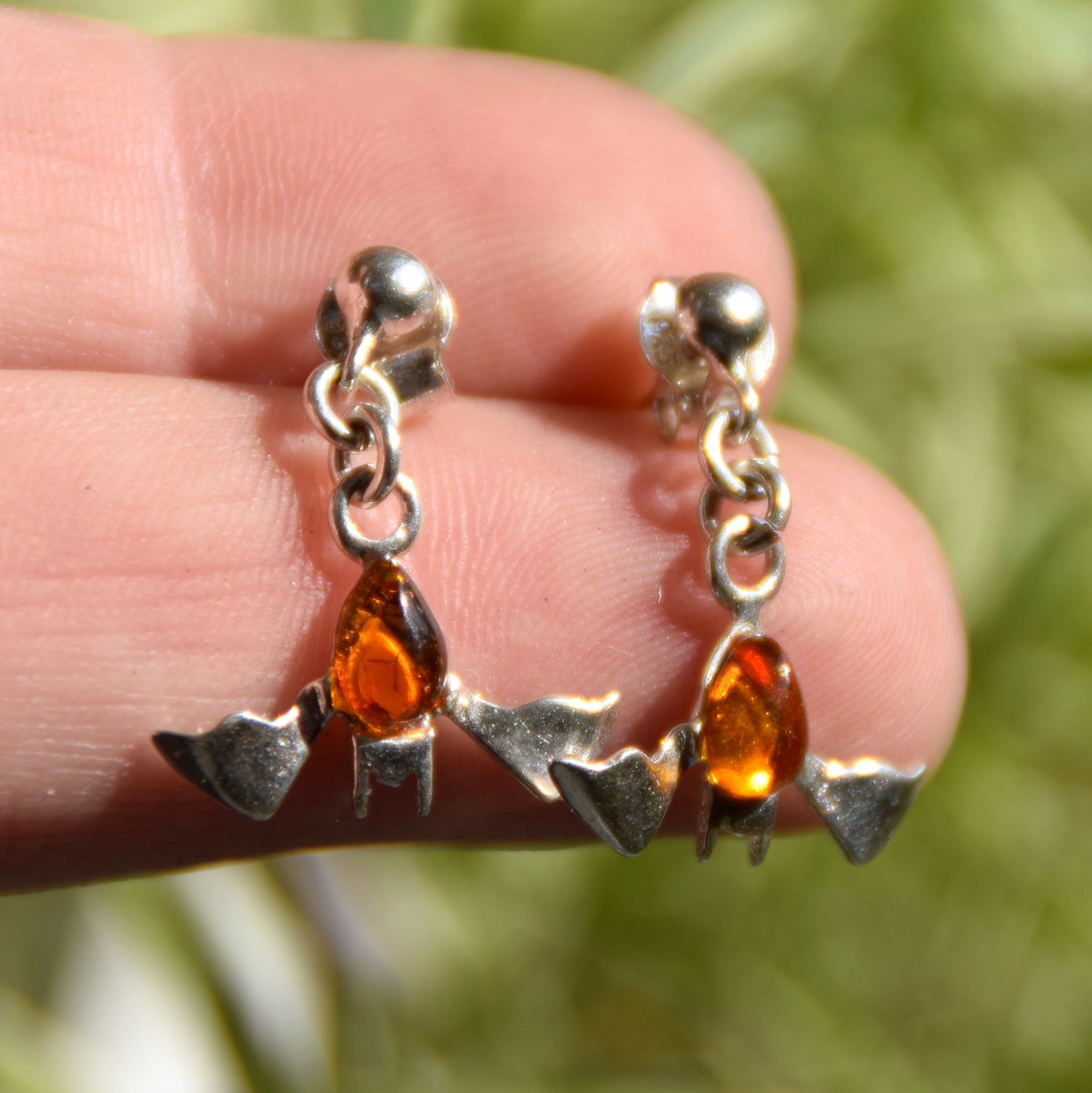 Orecchini pendenti a forma di pipistrello con Ambra naturale color cognac e Argento 925, MJ Baltica, BK261