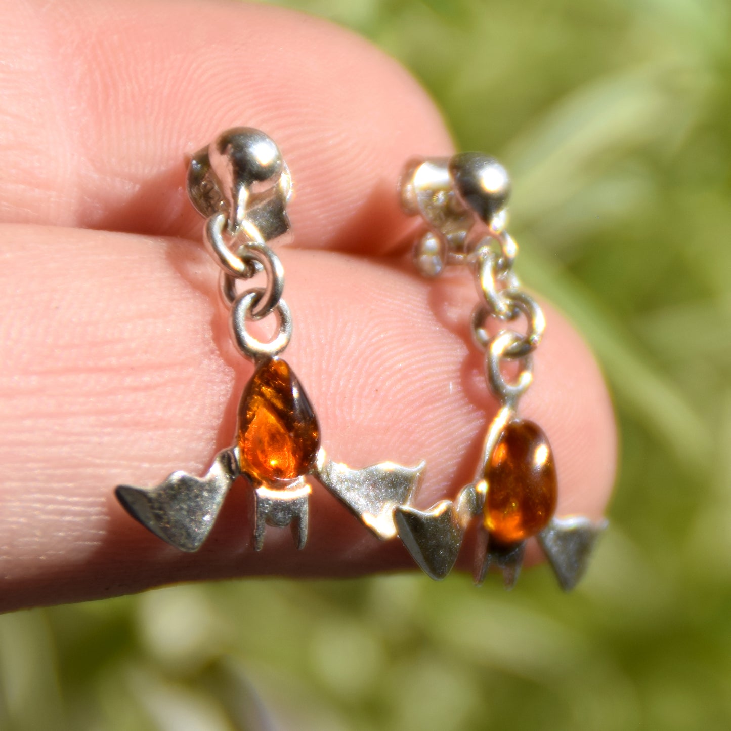 Orecchini pendenti a forma di pipistrello con Ambra naturale color cognac e Argento 925, MJ Baltica, BK261