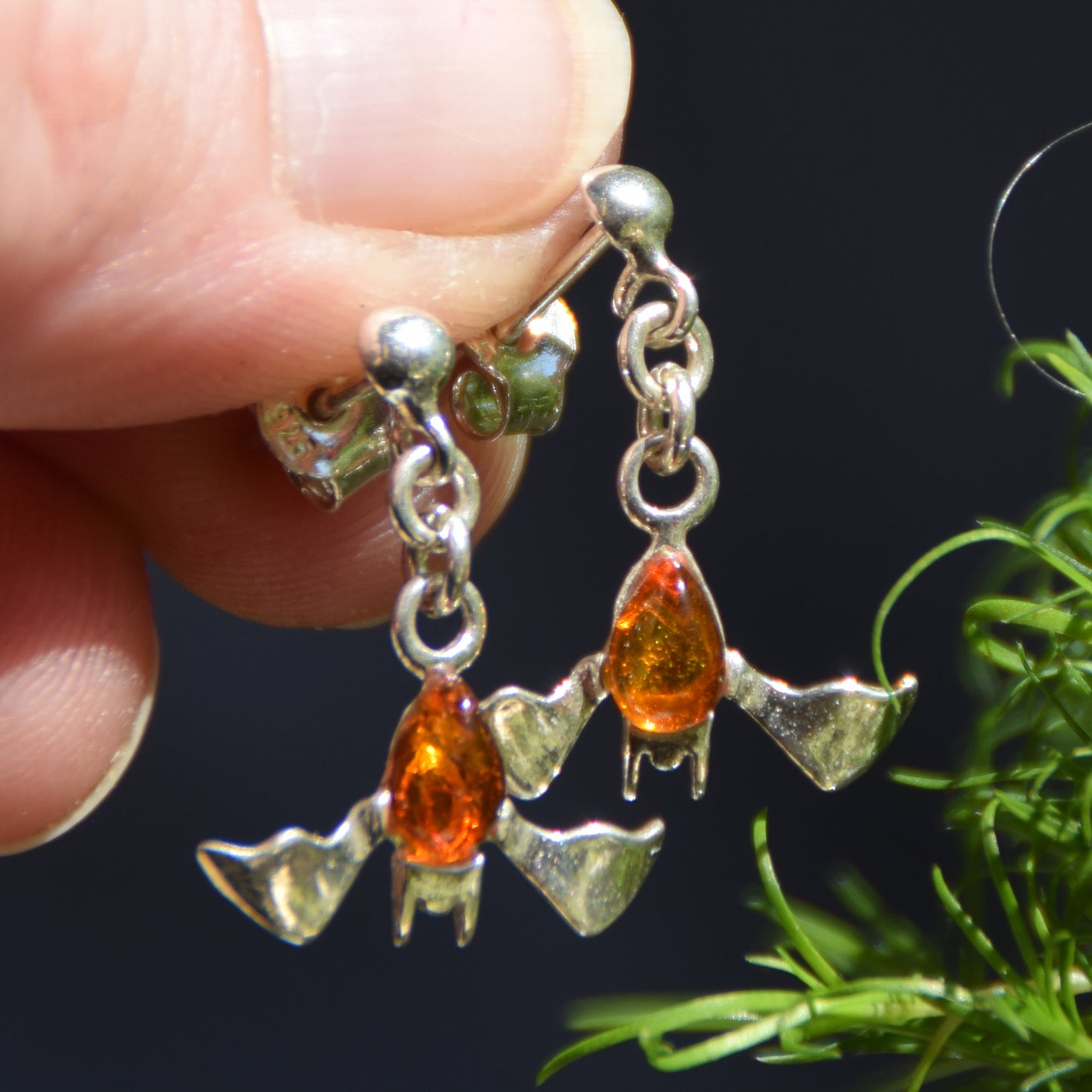Orecchini pendenti a forma di pipistrello con Ambra naturale color cognac e Argento 925, MJ Baltica, BK261