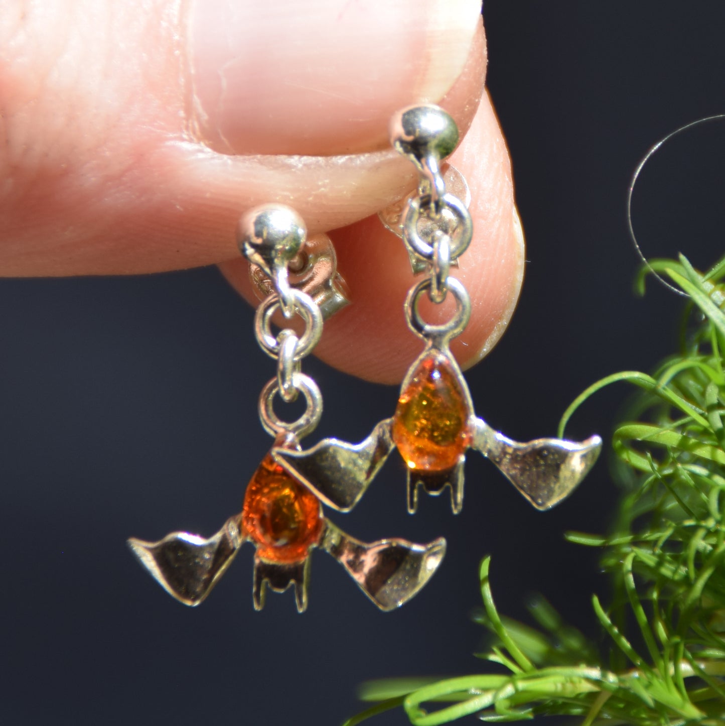 Orecchini pendenti a forma di pipistrello con Ambra naturale color cognac e Argento 925, MJ Baltica, BK261