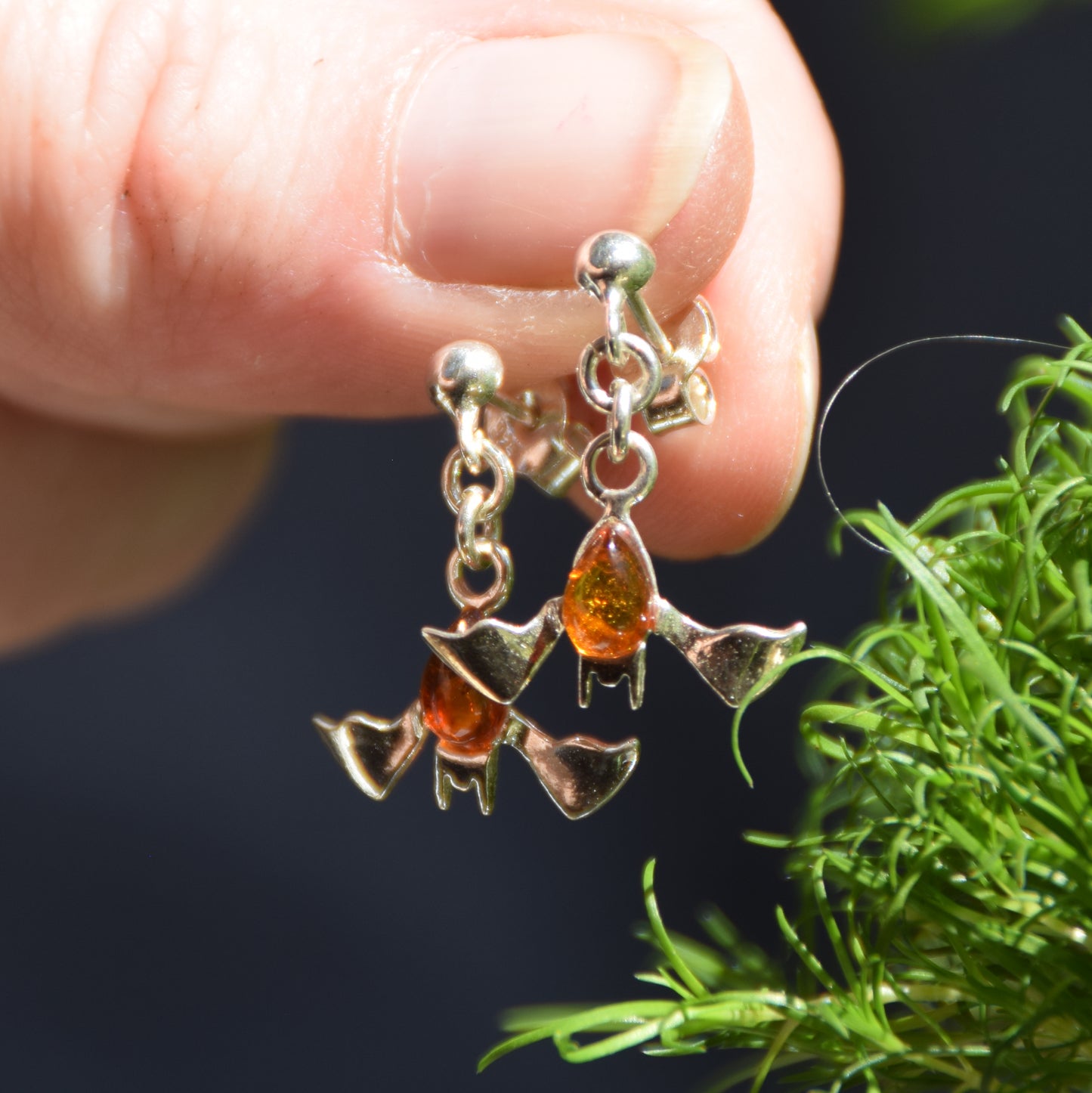 Orecchini pendenti a forma di pipistrello con Ambra naturale color cognac e Argento 925, MJ Baltica, BK261