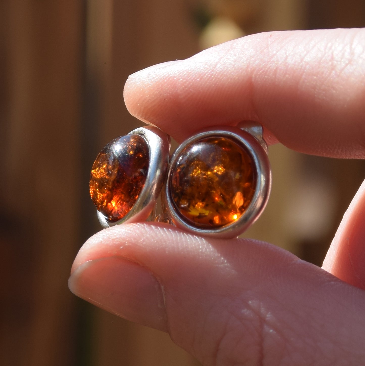 Rotondi orecchini a lobo a clip con Ambra naturale marrone in Argento 925, MJ Baltica, BKK001