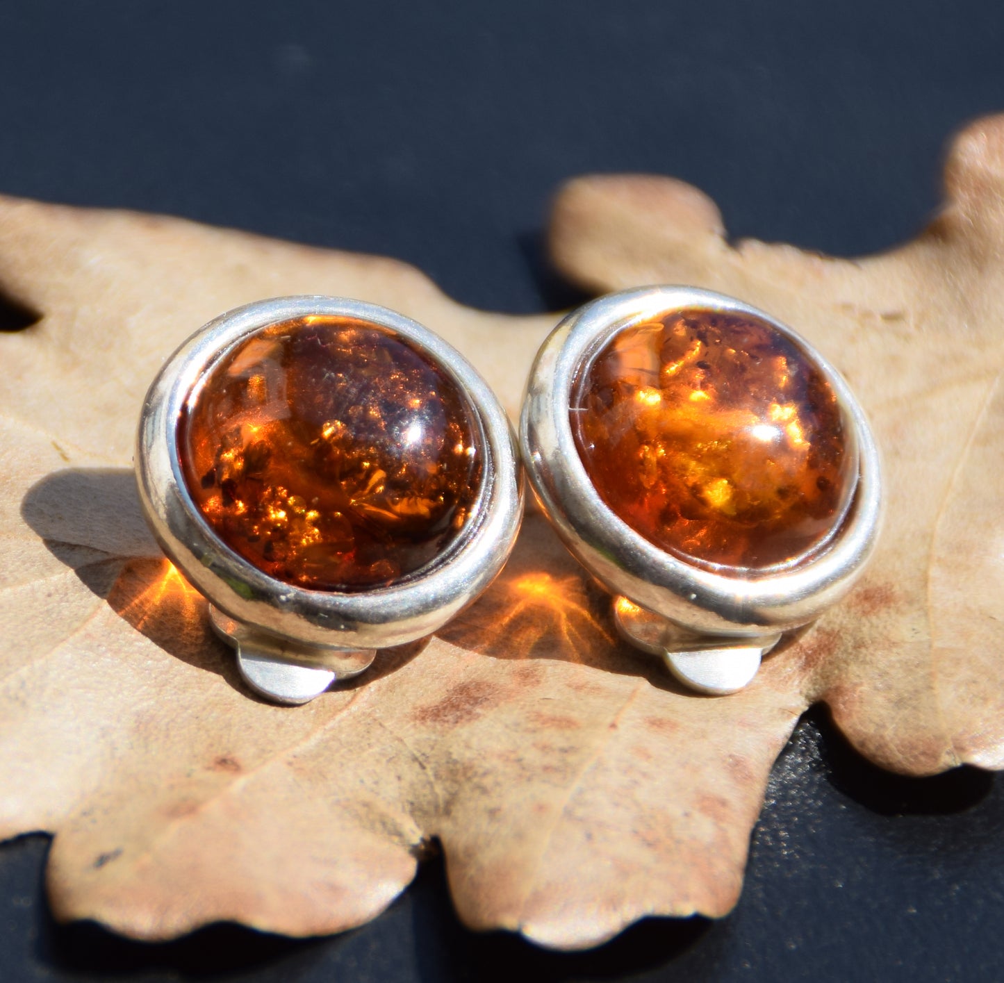 Rotondi orecchini a lobo a clip con Ambra naturale marrone in Argento 925, MJ Baltica, BKK001