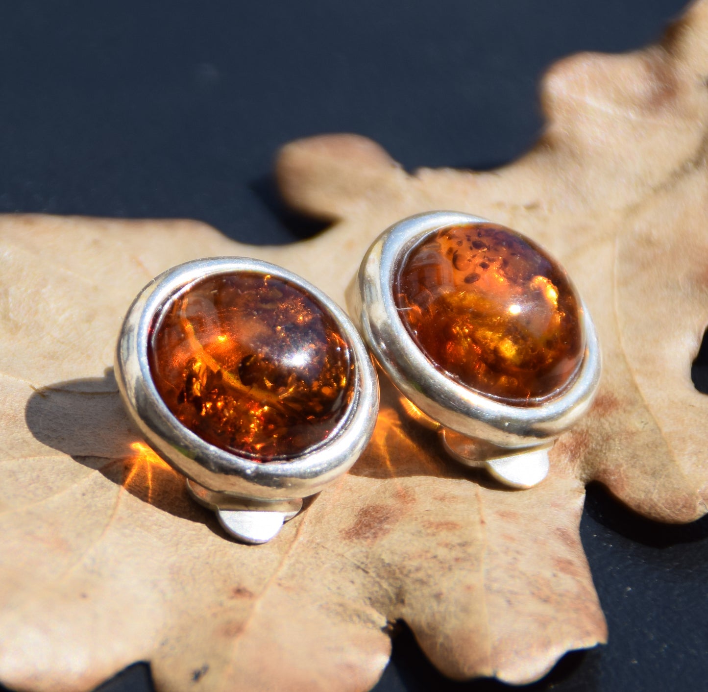 Rotondi orecchini a lobo a clip con Ambra naturale marrone in Argento 925, MJ Baltica, BKK001