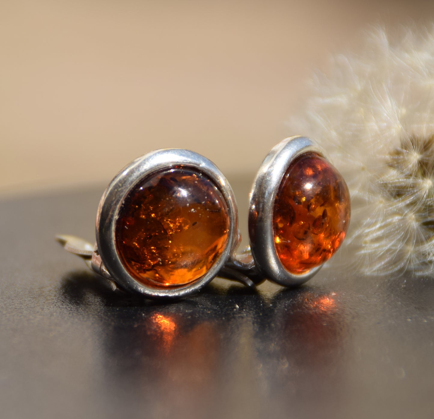 Rotondi orecchini a lobo a clip con Ambra naturale marrone in Argento 925, MJ Baltica, BKK001