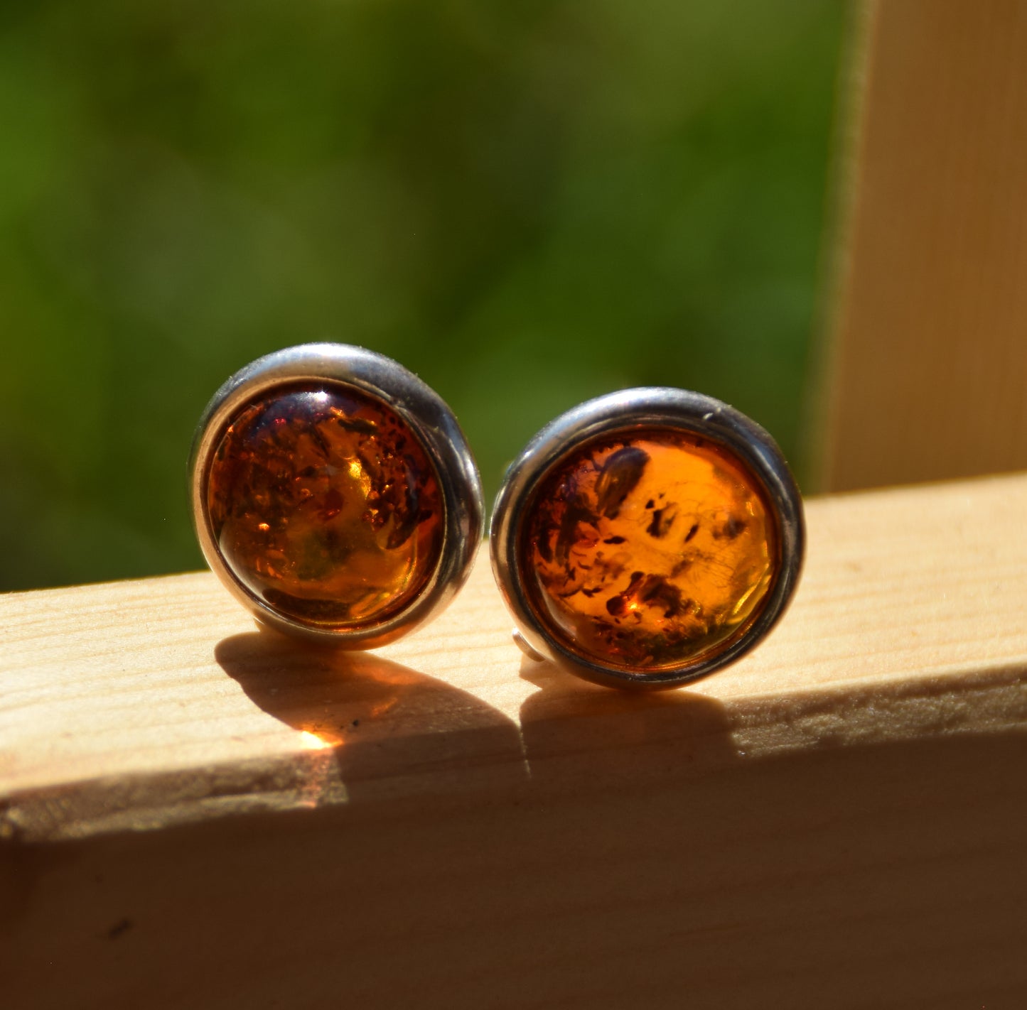 Rotondi orecchini a lobo a clip con Ambra naturale marrone in Argento 925, MJ Baltica, BKK001