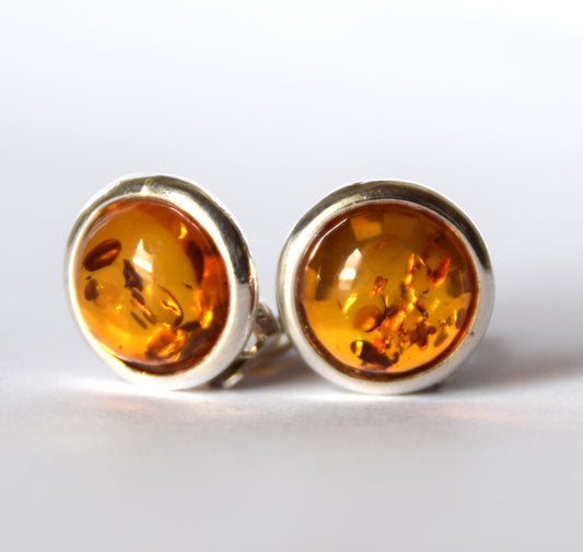 Rotondi orecchini a lobo con la clip con Ambra naturale color cognac e Argento 925, MJ Baltica, BKK007