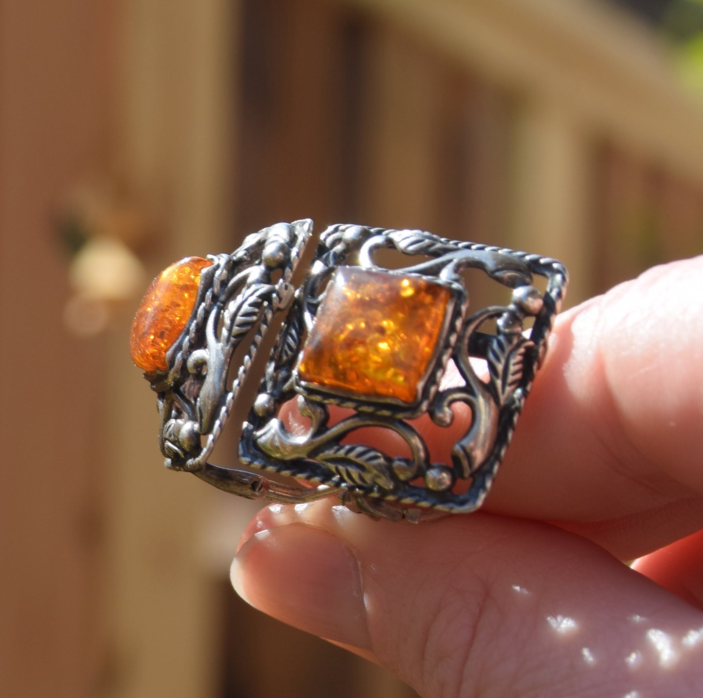 Orecchini a clip stile vintage con ambra cognac naturale e argento 925, MJ Baltica, BKK009