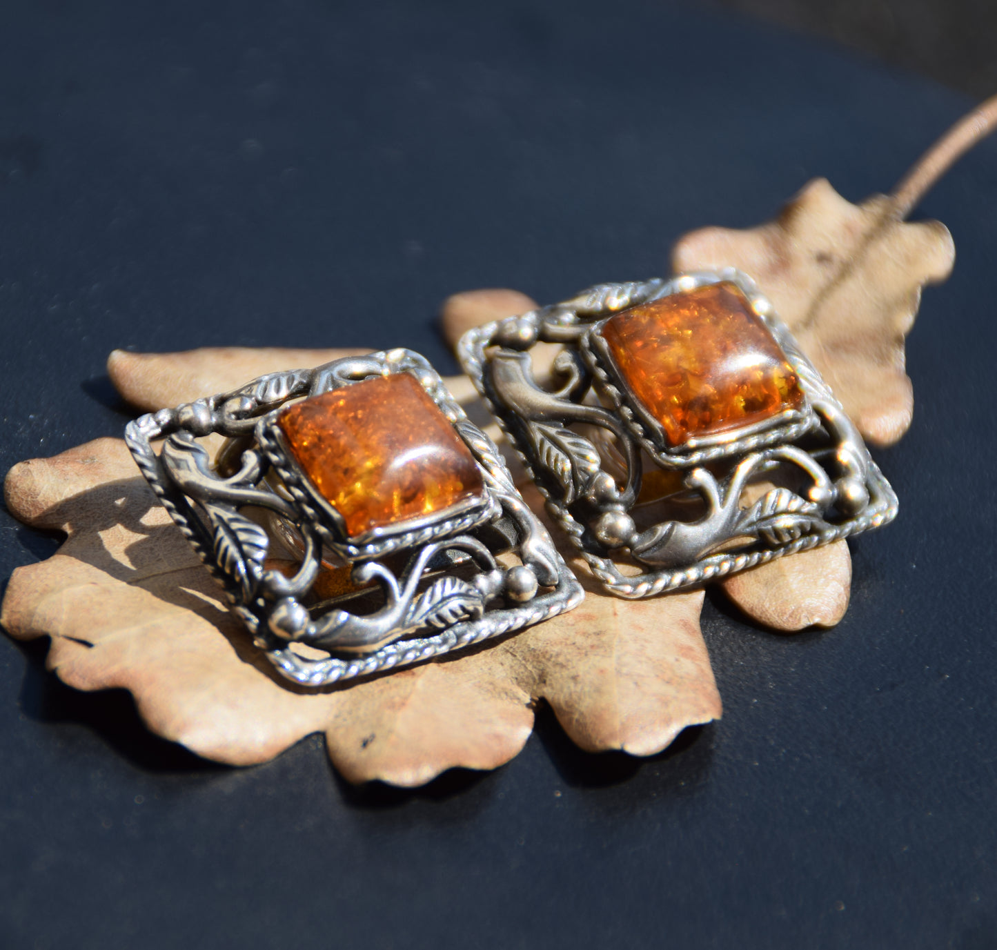 Orecchini a clip stile vintage con ambra cognac naturale e argento 925, MJ Baltica, BKK009