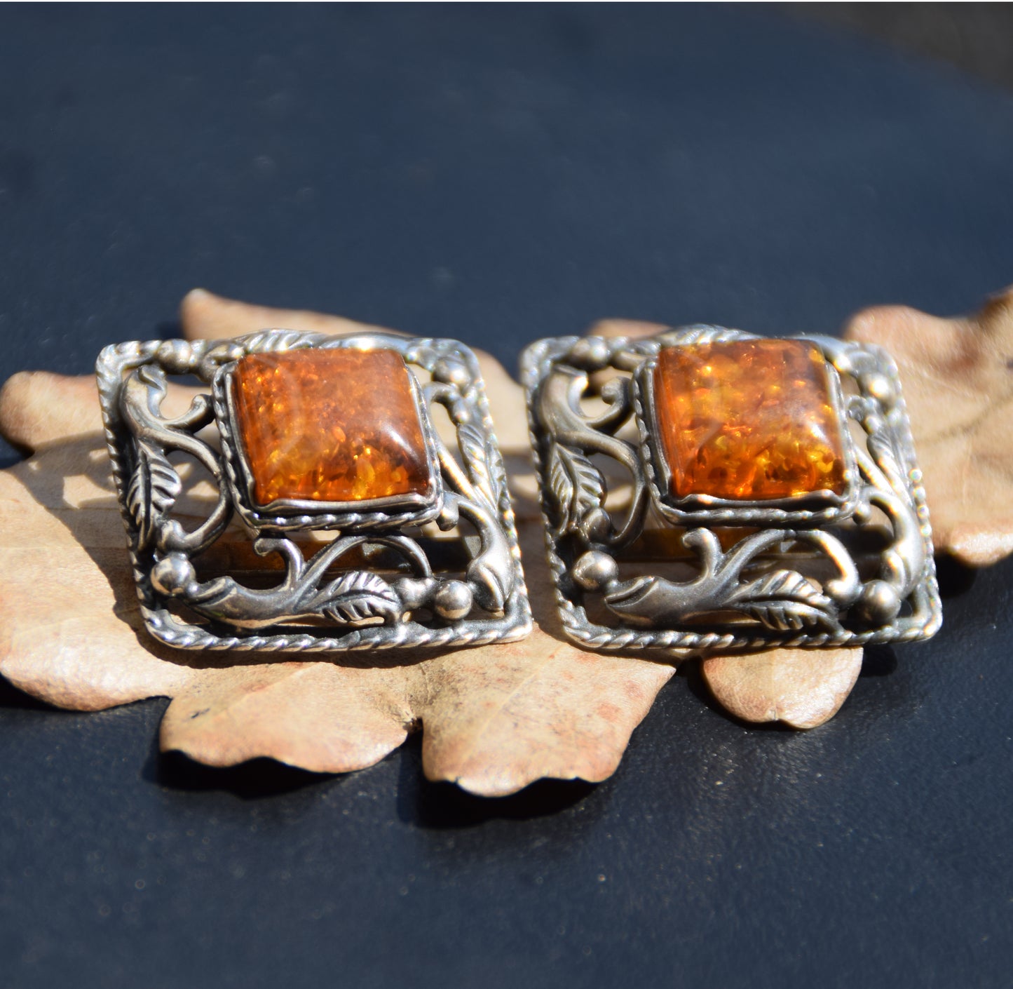 Orecchini a clip stile vintage con ambra cognac naturale e argento 925, MJ Baltica, BKK009