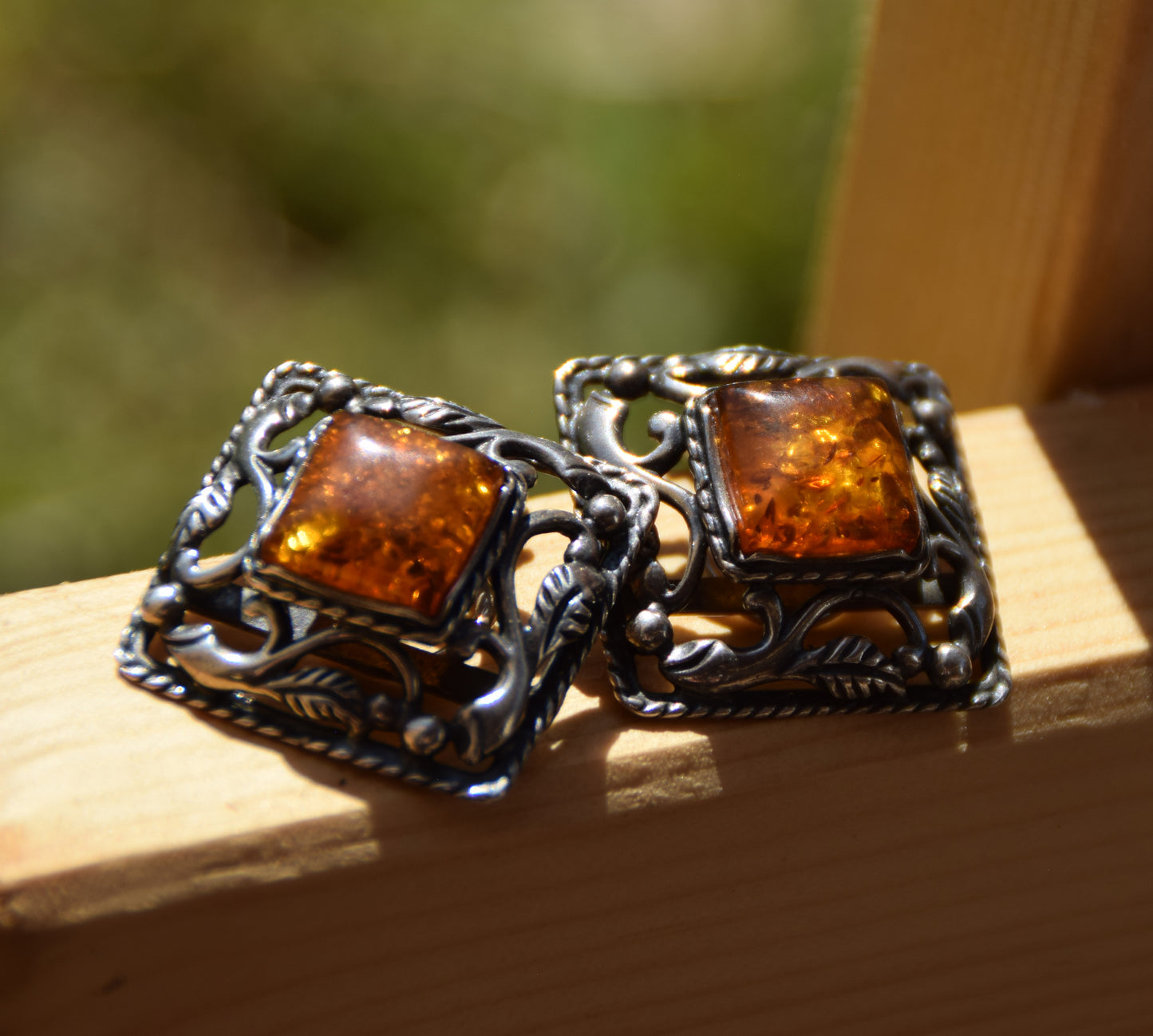 Orecchini a clip stile vintage con ambra cognac naturale e argento 925, MJ Baltica, BKK009