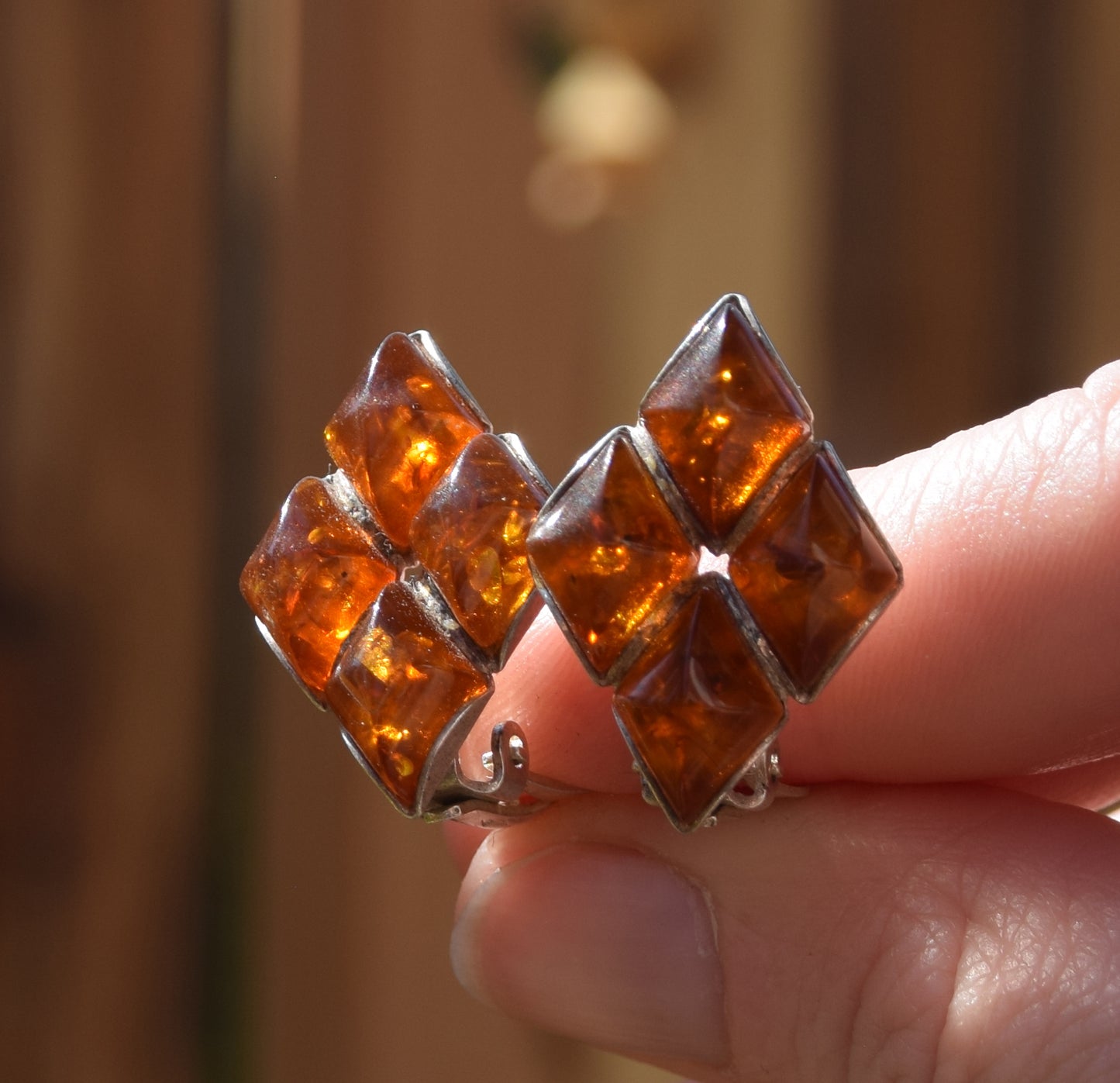 Orecchini a clip geometrici con Ambra cognac naturale e Argento 925, MJ Baltica, BKK010