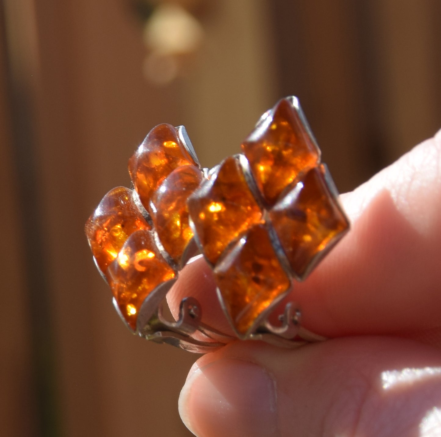 Orecchini a clip geometrici con Ambra cognac naturale e Argento 925, MJ Baltica, BKK010