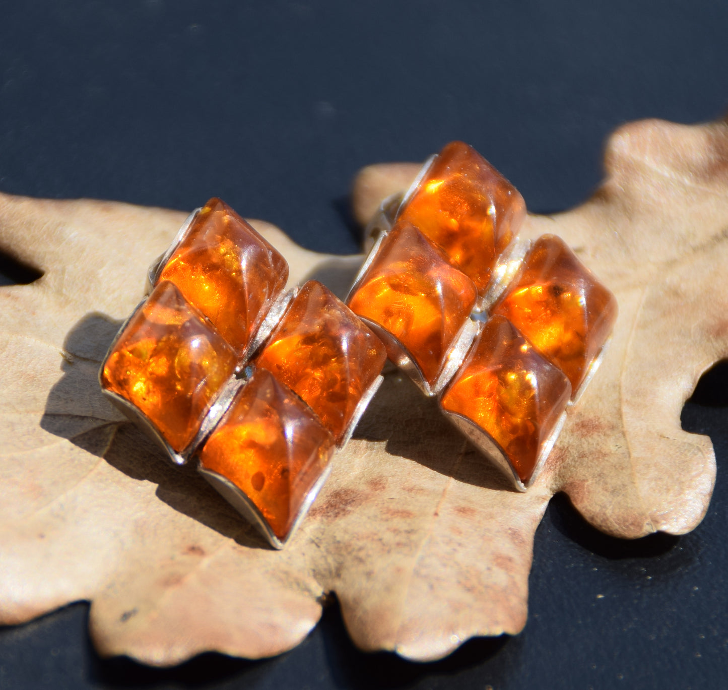 Orecchini a clip geometrici con Ambra cognac naturale e Argento 925, MJ Baltica, BKK010