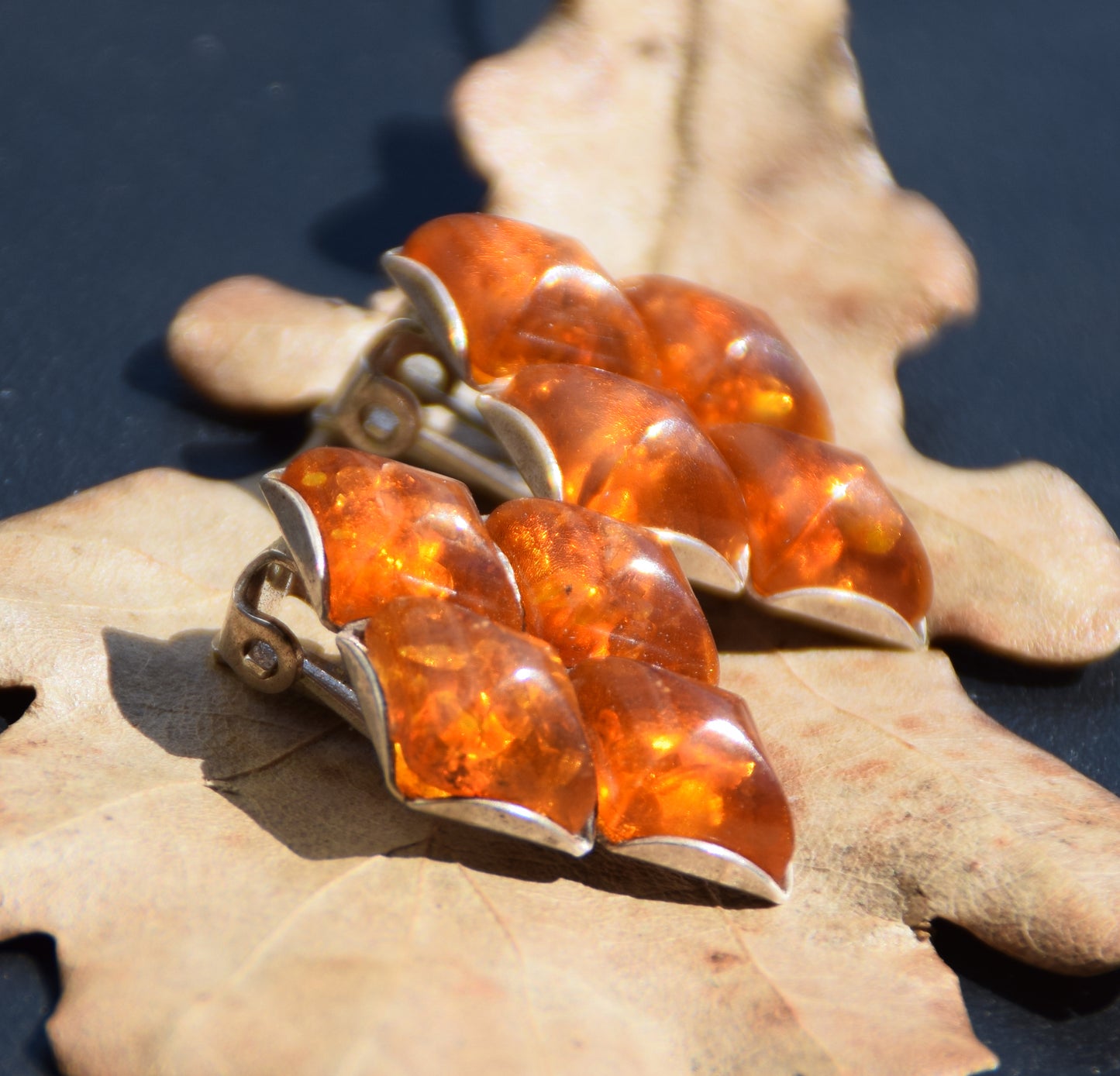 Orecchini a clip geometrici con Ambra cognac naturale e Argento 925, MJ Baltica, BKK010