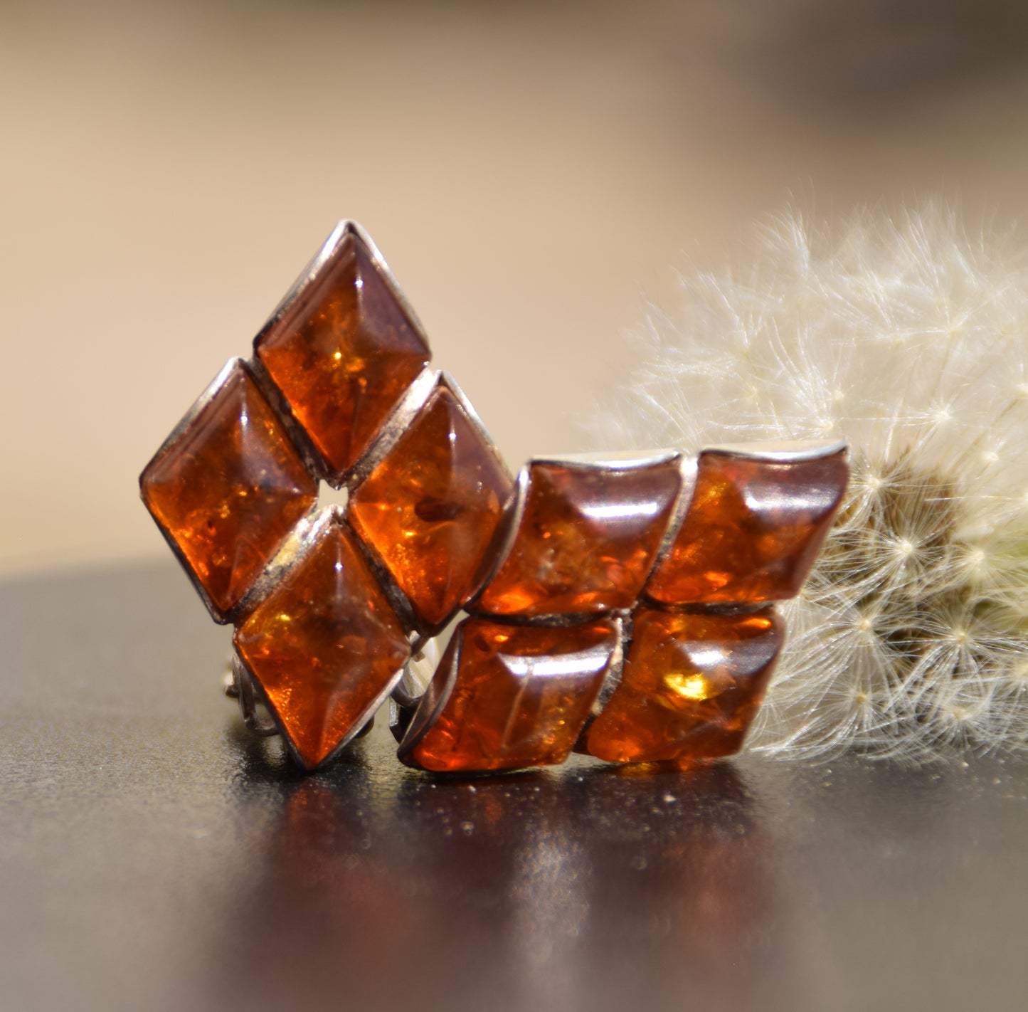 Orecchini a clip geometrici con Ambra cognac naturale e Argento 925, MJ Baltica, BKK010