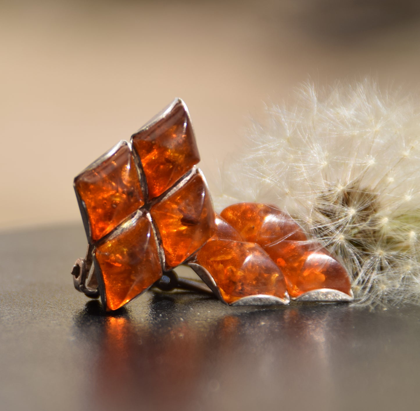 Orecchini a clip geometrici con Ambra cognac naturale e Argento 925, MJ Baltica, BKK010