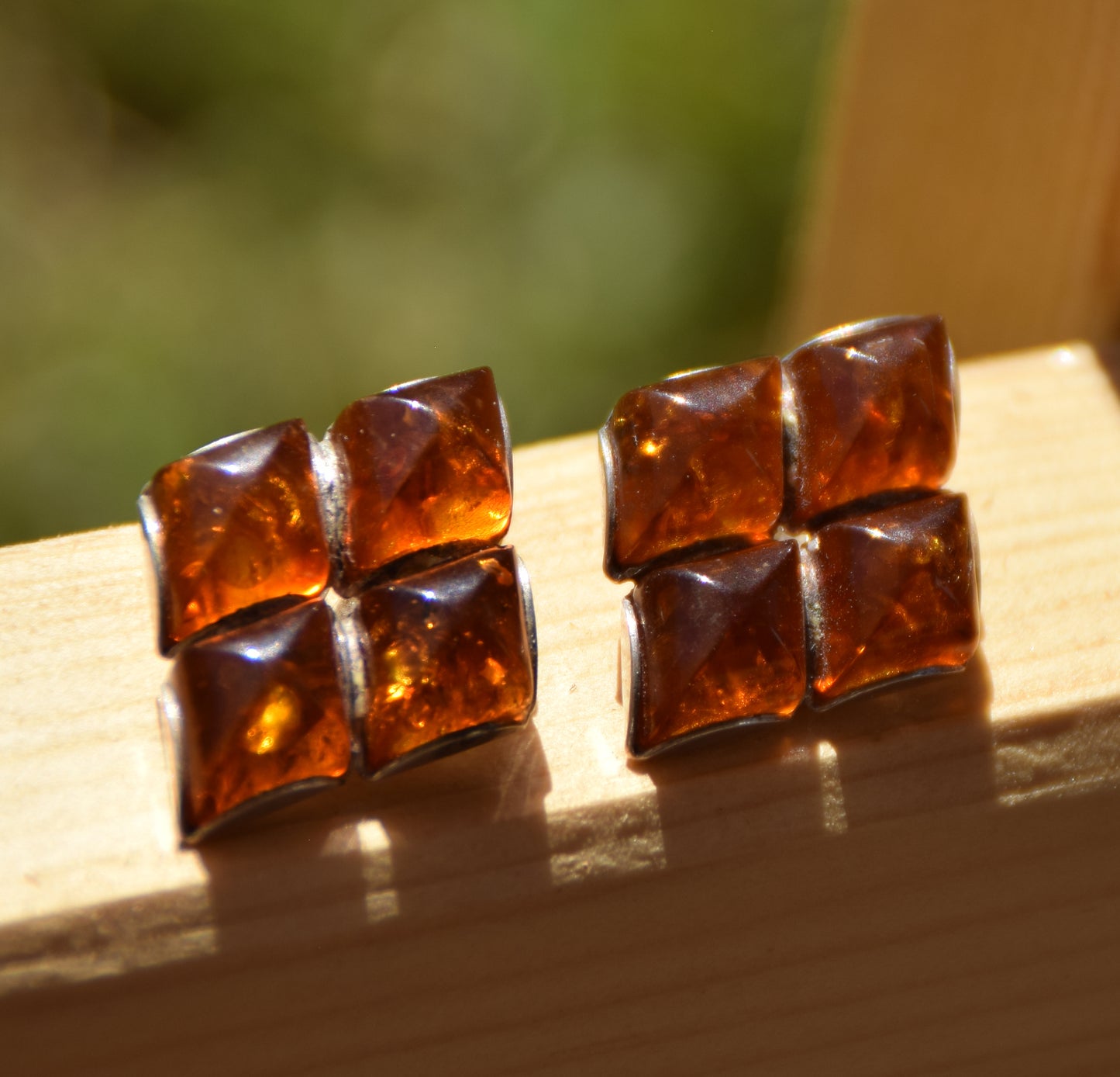 Orecchini a clip geometrici con Ambra cognac naturale e Argento 925, MJ Baltica, BKK010