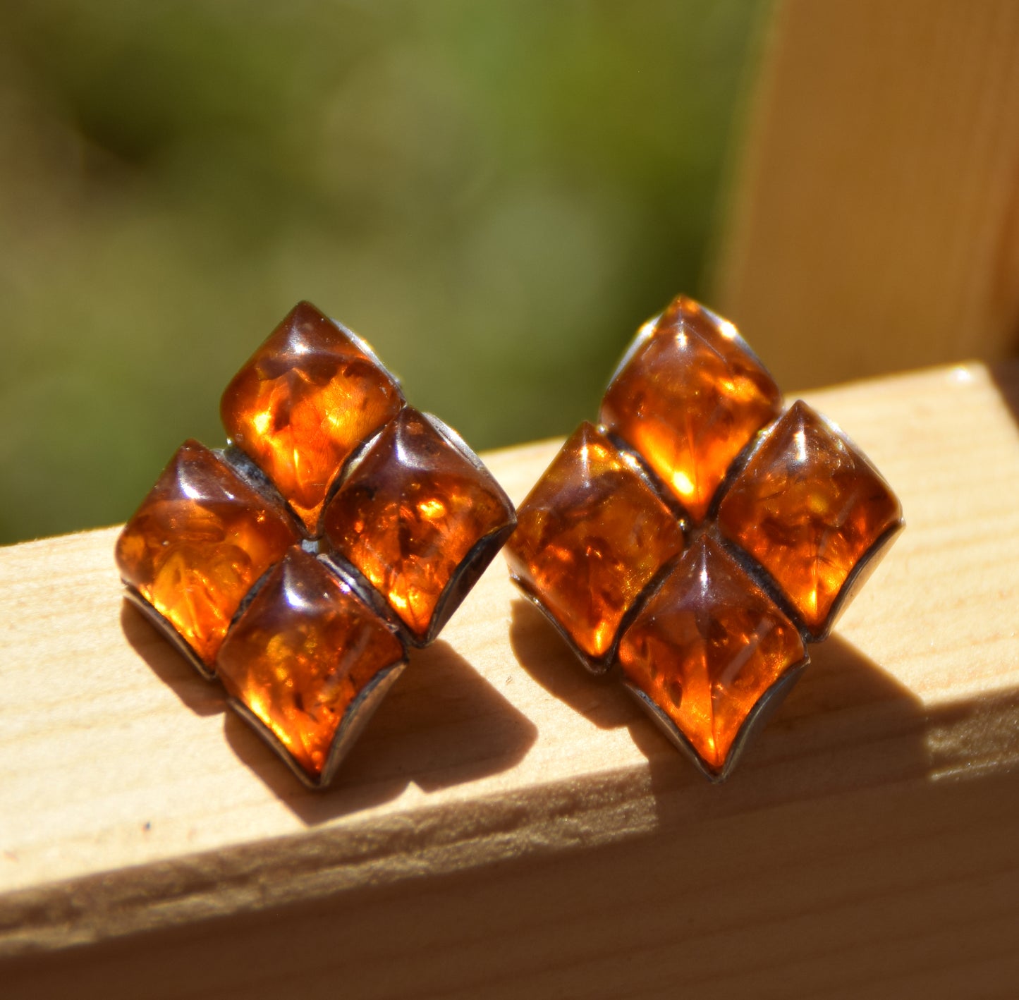 Orecchini a clip geometrici con Ambra cognac naturale e Argento 925, MJ Baltica, BKK010