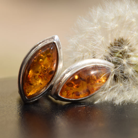 Eleganti orecchini a clip con ambra cognac naturale e argento 925, MJ Baltica, BKK015