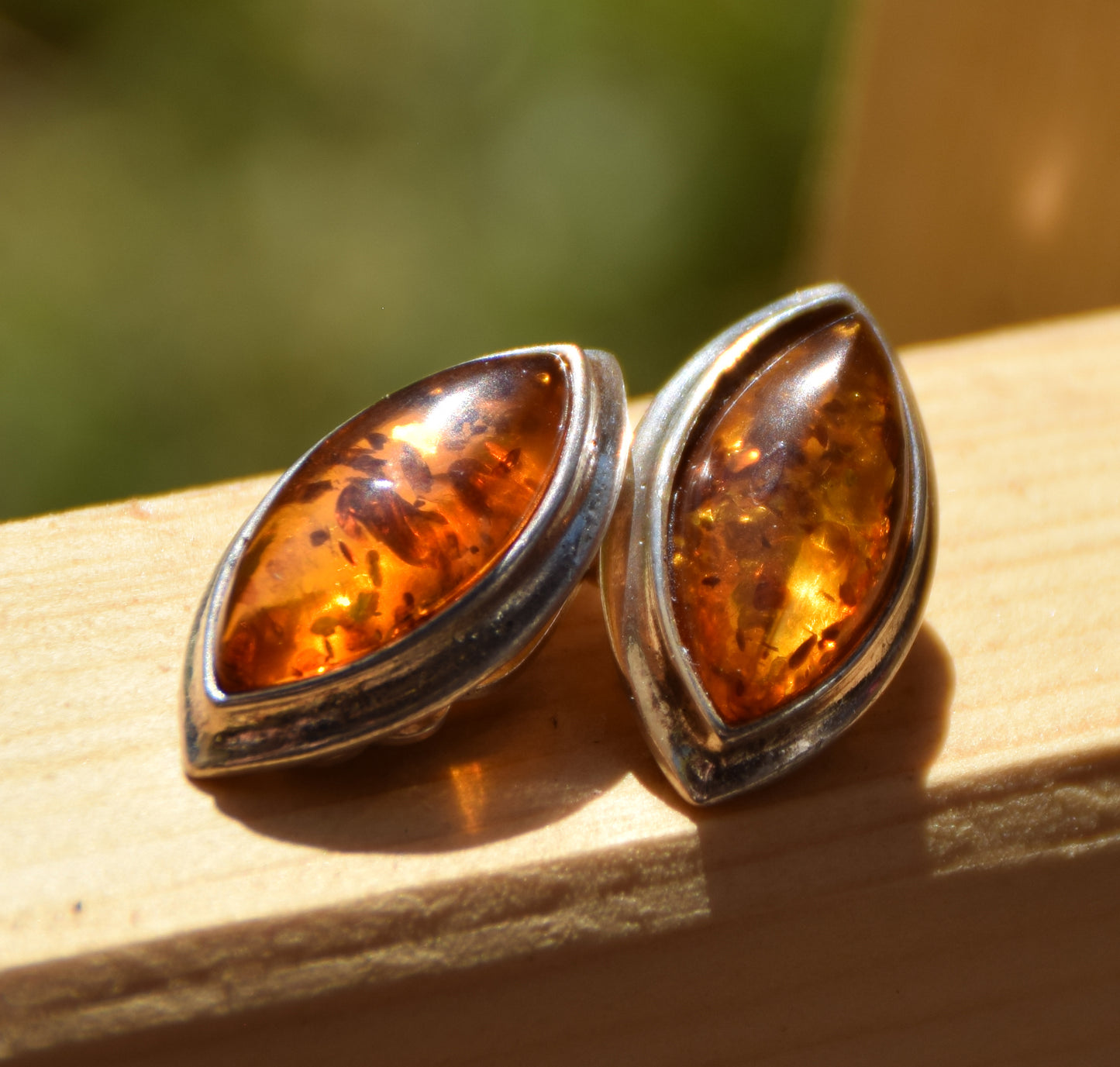 Eleganti orecchini a clip con ambra cognac naturale e argento 925, MJ Baltica, BKK015