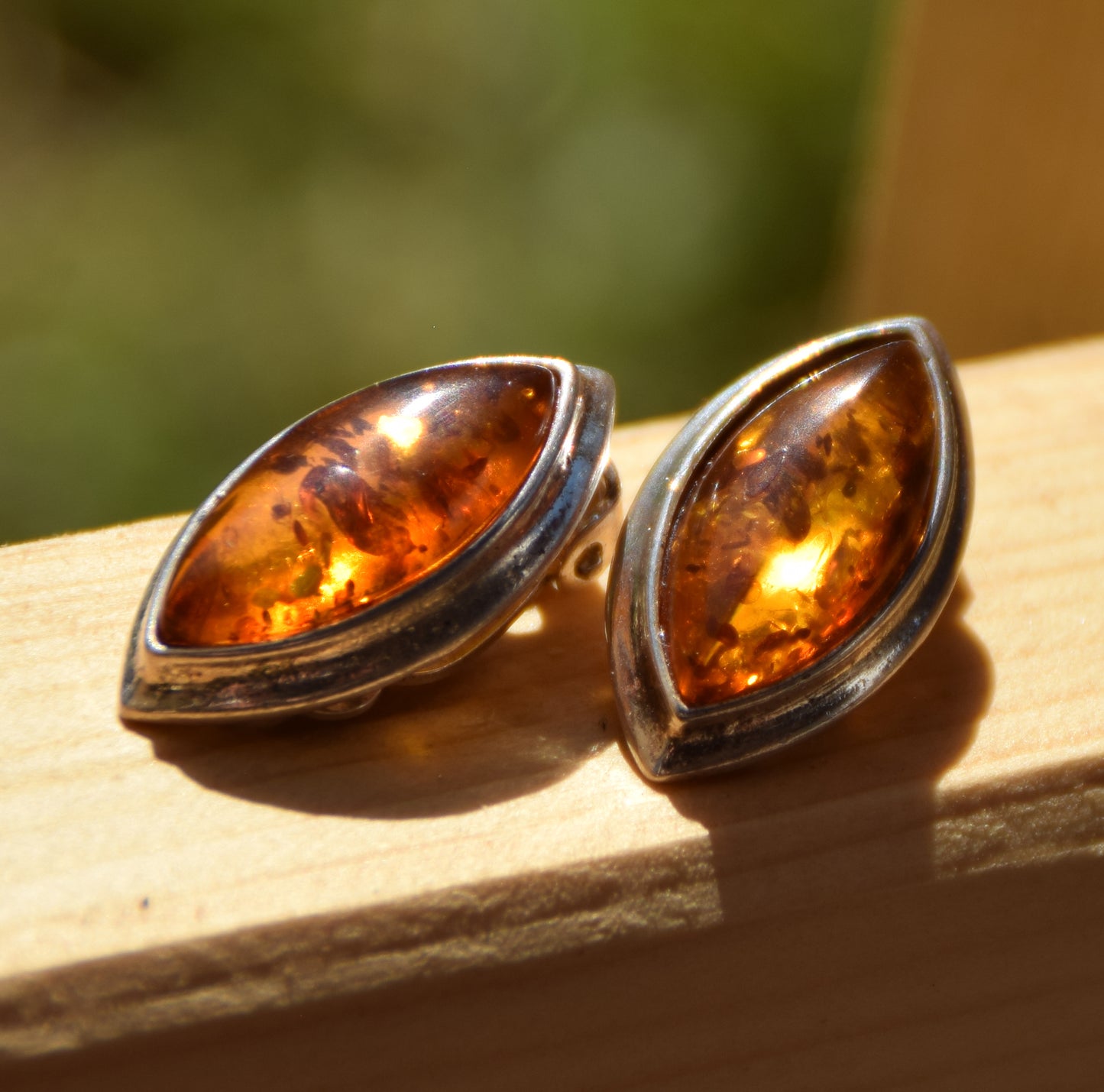 Eleganti orecchini a clip con ambra cognac naturale e argento 925, MJ Baltica, BKK015