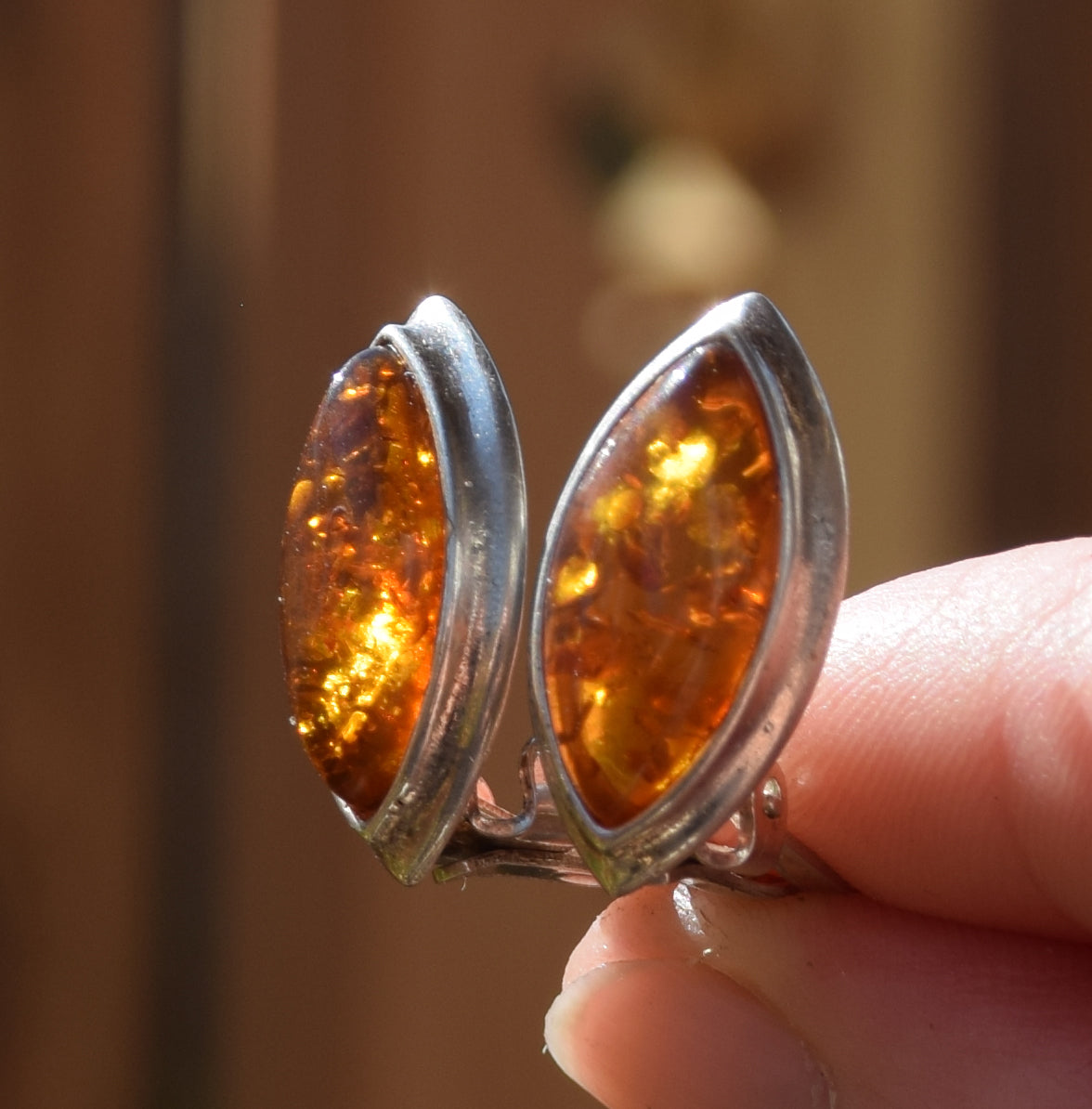 Eleganti orecchini a clip con ambra cognac naturale e argento 925, MJ Baltica, BKK015