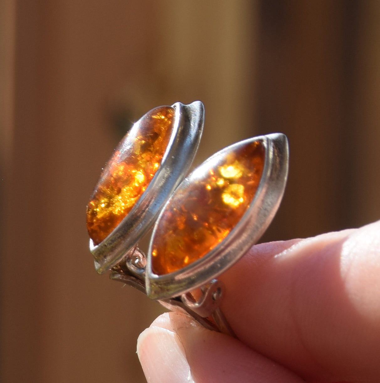 Eleganti orecchini a clip con ambra cognac naturale e argento 925, MJ Baltica, BKK015