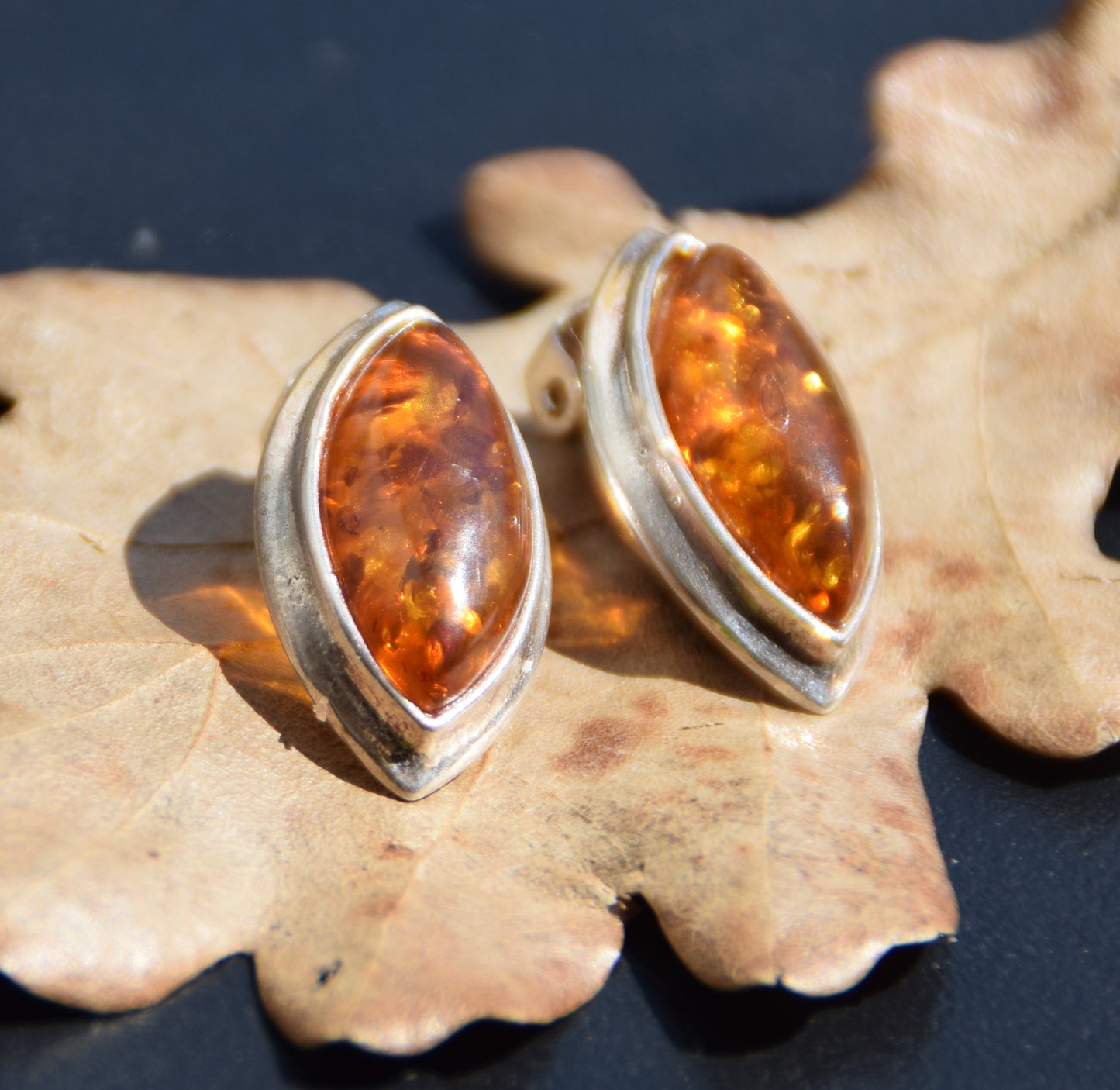 Eleganti orecchini a clip con ambra cognac naturale e argento 925, MJ Baltica, BKK015