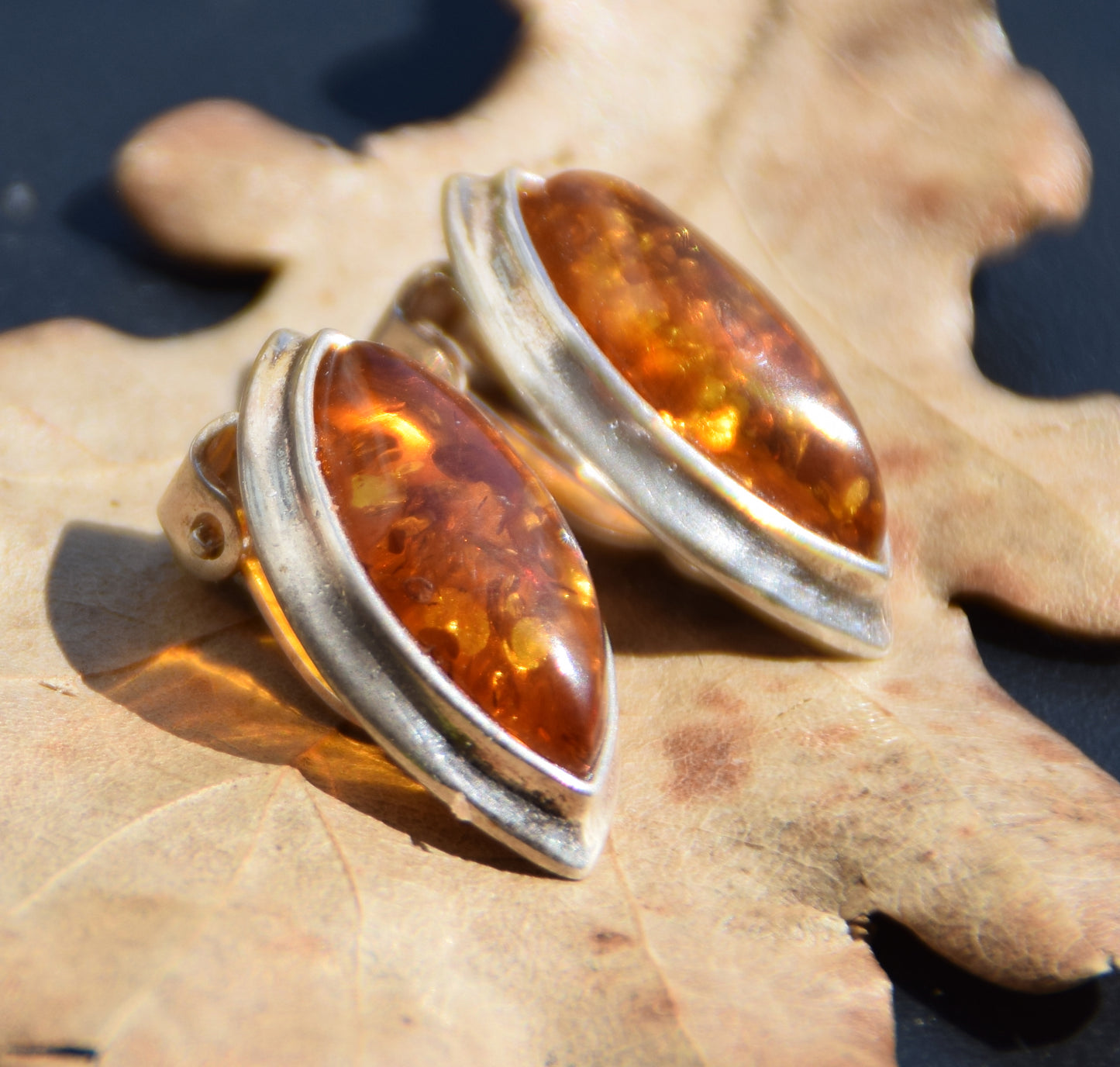 Eleganti orecchini a clip con ambra cognac naturale e argento 925, MJ Baltica, BKK015