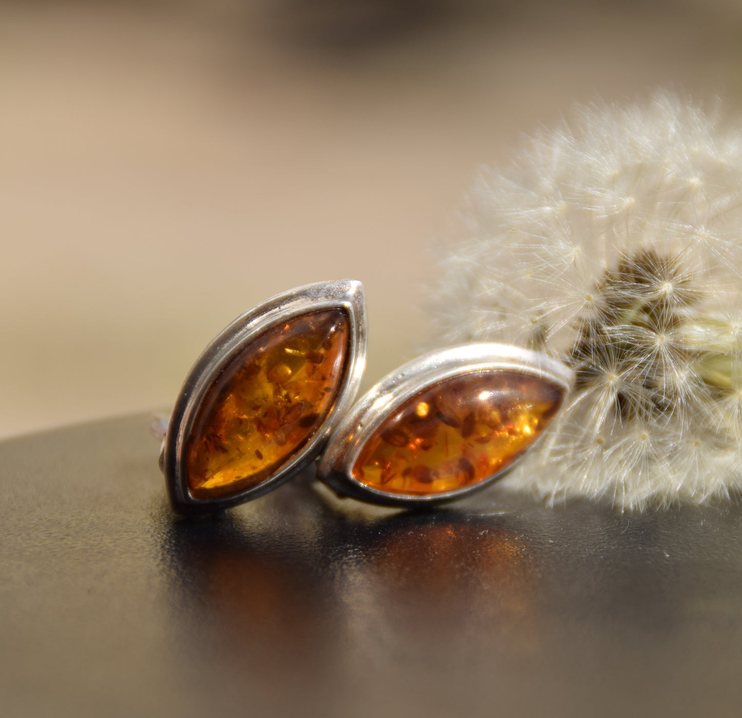 Eleganti orecchini a clip con ambra cognac naturale e argento 925, MJ Baltica, BKK015