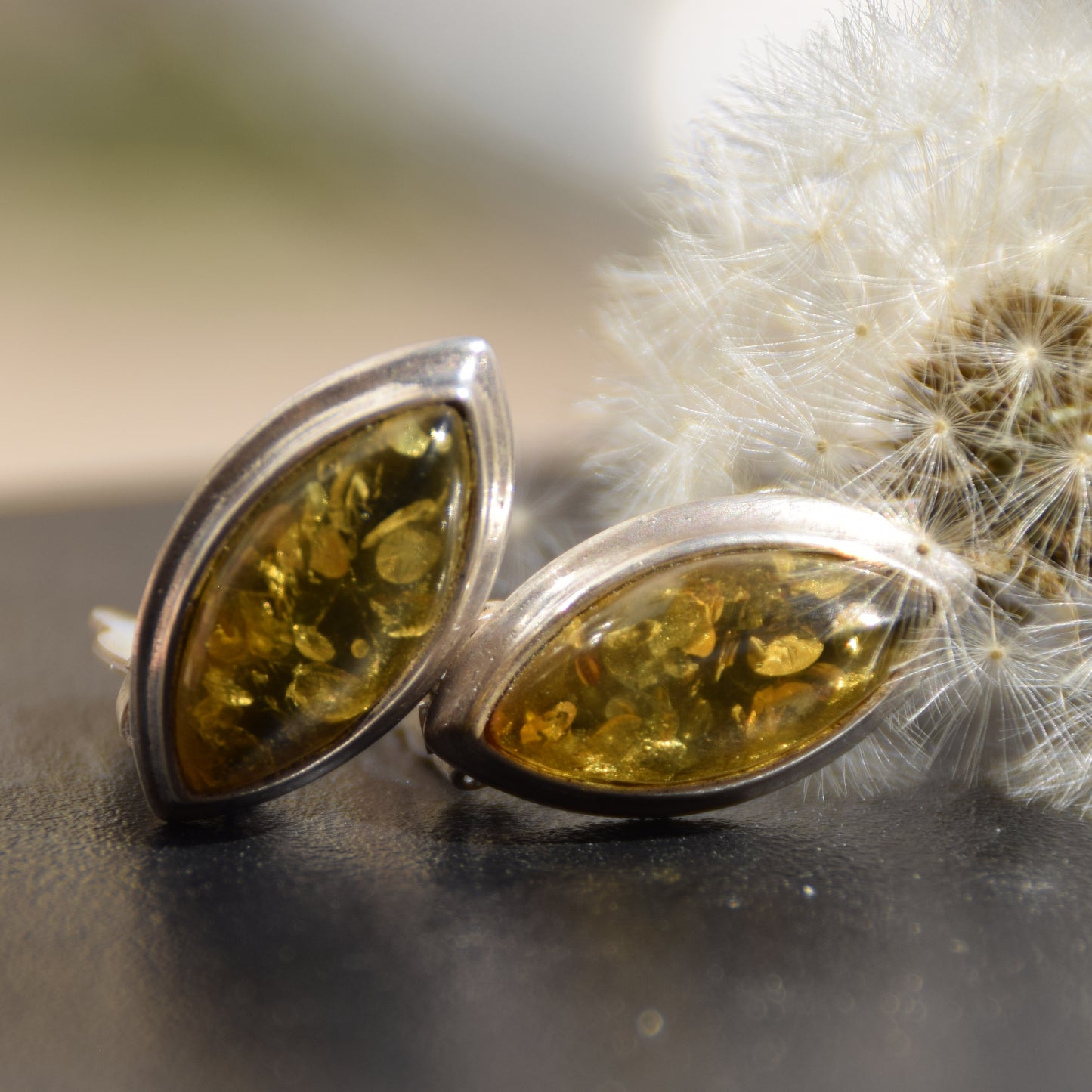 Eleganti orecchini a clip con ambra verde naturale e argento 925, MJ Baltica, BKK016