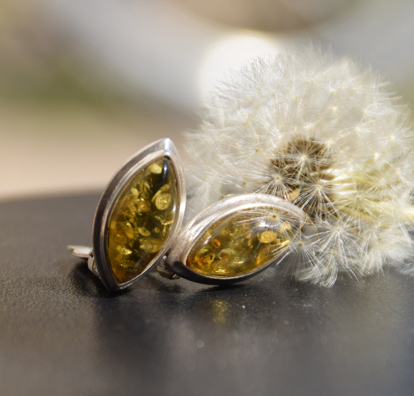 Eleganti orecchini a clip con ambra verde naturale e argento 925, MJ Baltica, BKK016