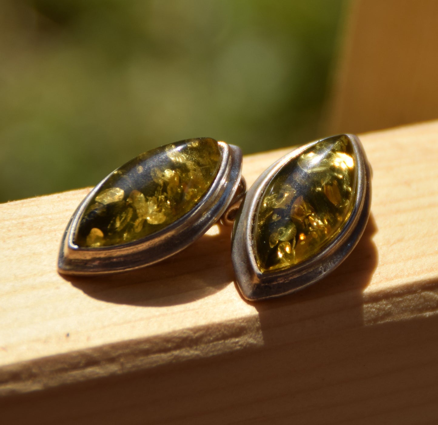 Eleganti orecchini a clip con ambra verde naturale e argento 925, MJ Baltica, BKK016