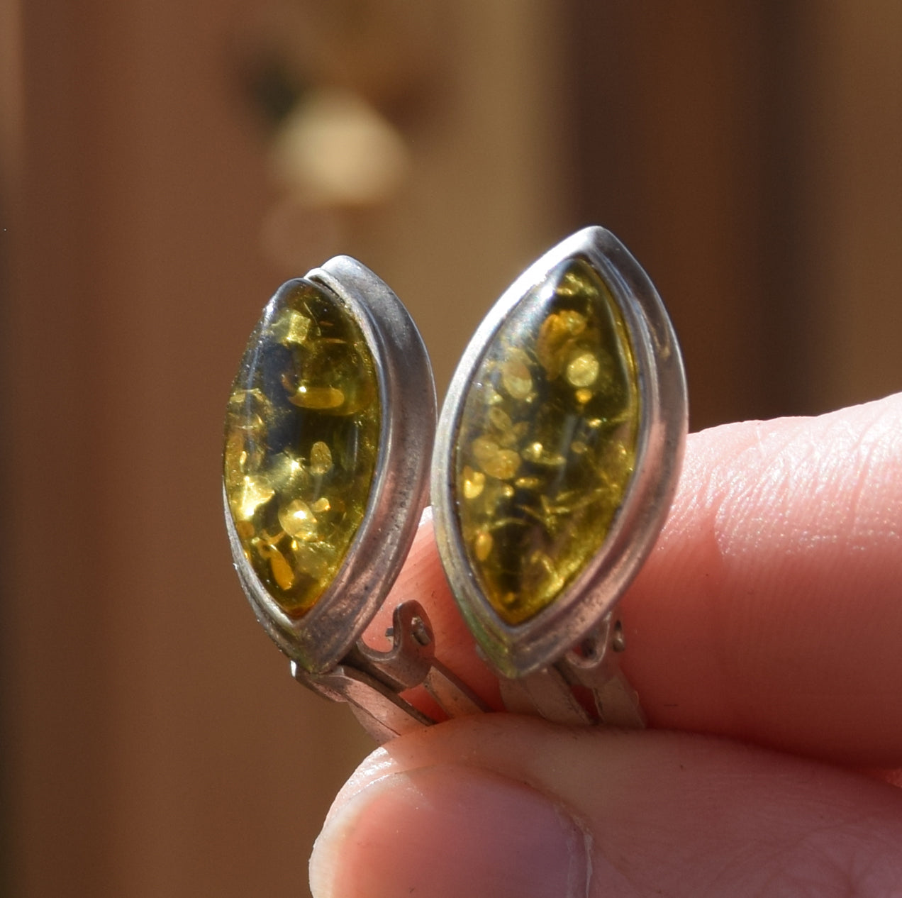 Eleganti orecchini a clip con ambra verde naturale e argento 925, MJ Baltica, BKK016