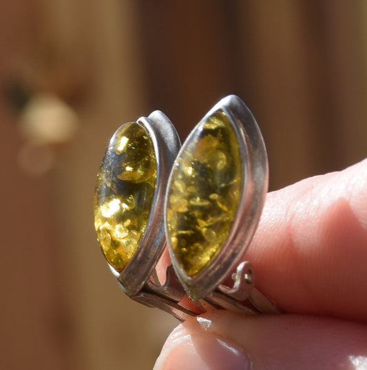 Eleganti orecchini a clip con ambra verde naturale e argento 925, MJ Baltica, BKK016